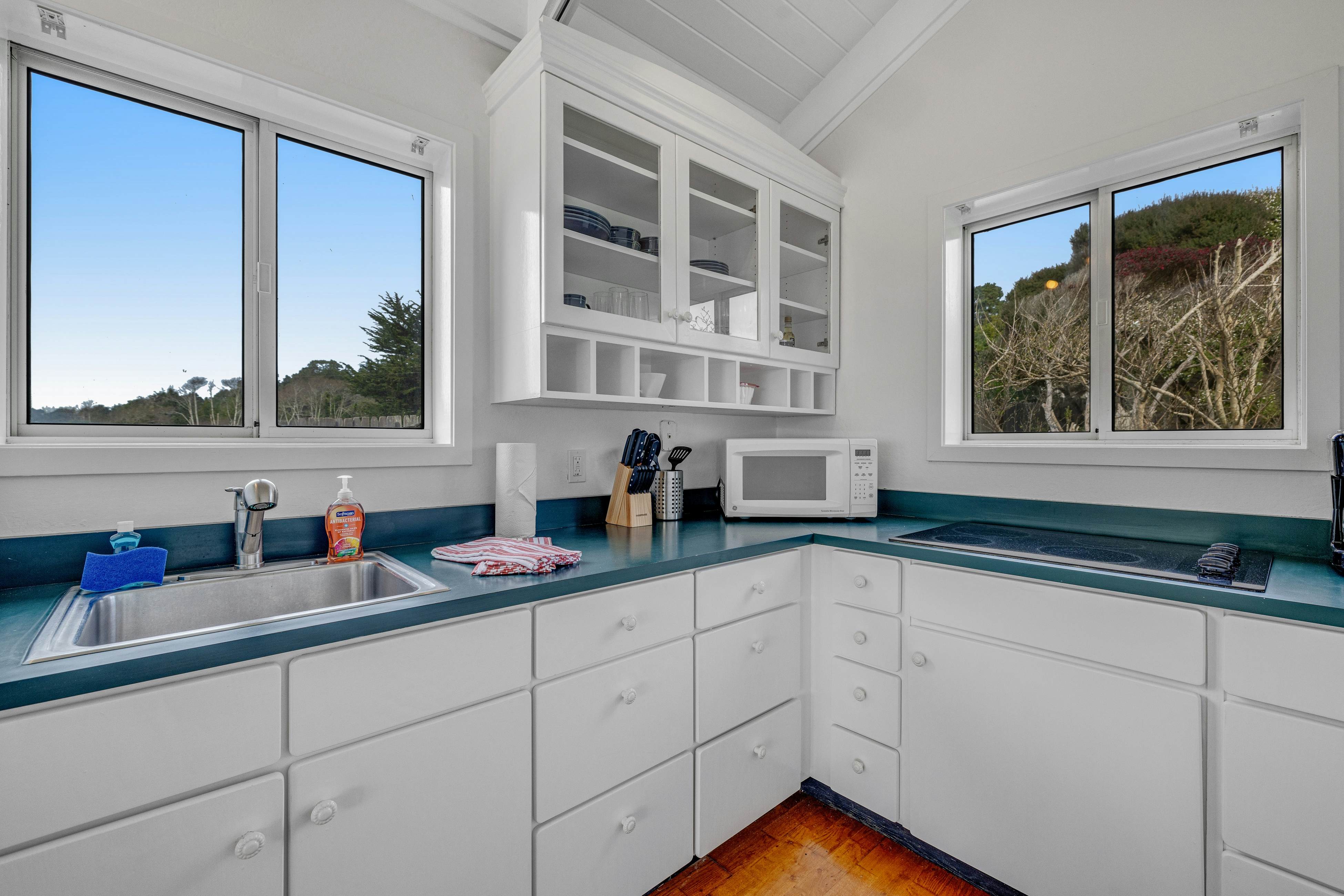 Remodeled oceanfront estate with Studio Cottage 