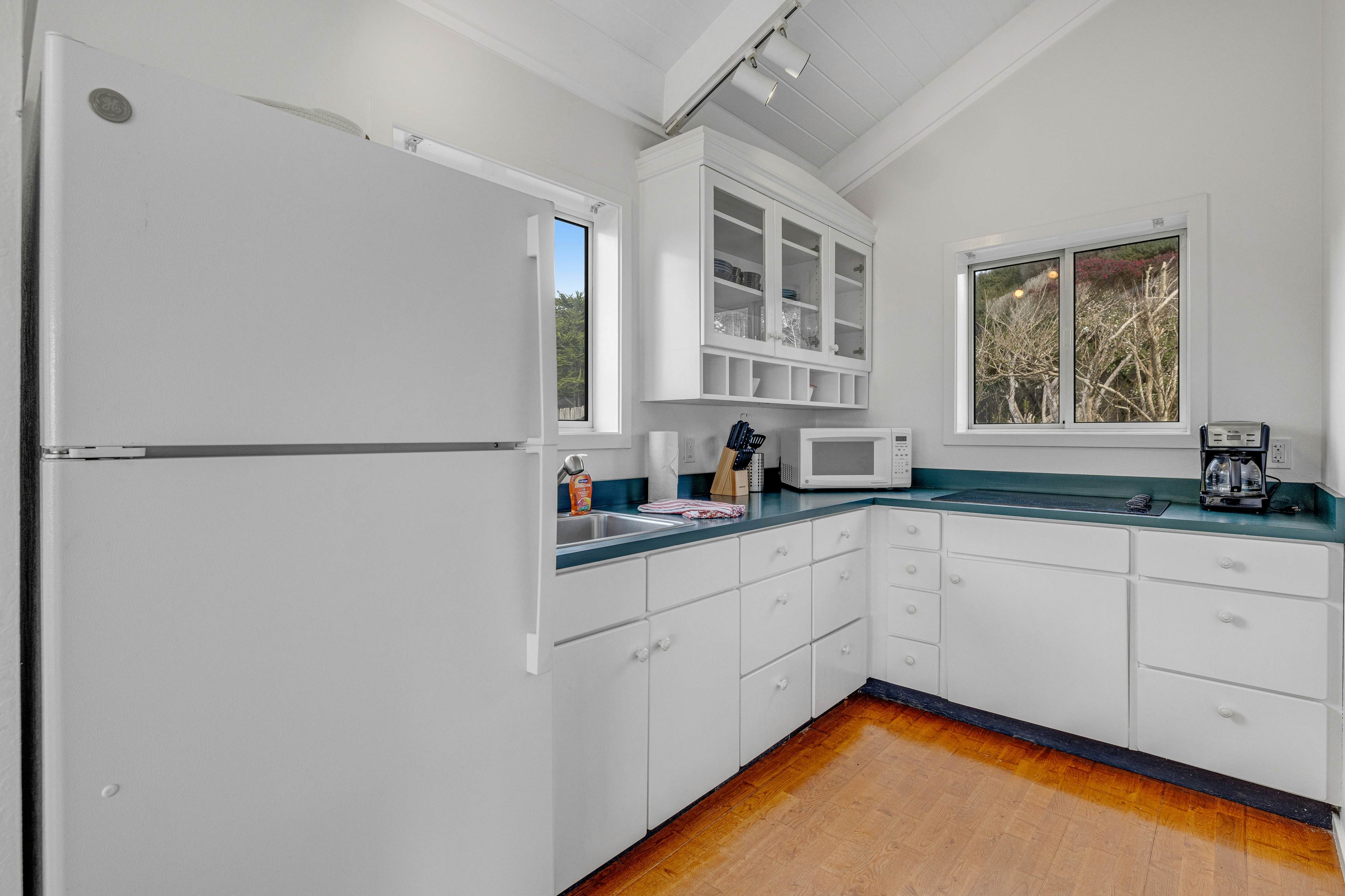 Remodeled oceanfront estate with Studio Cottage 