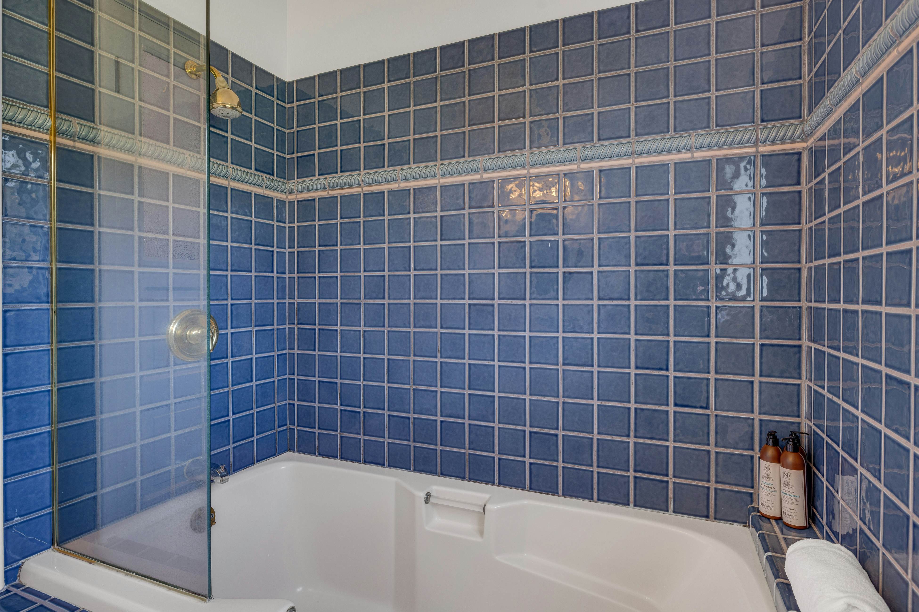 Remodeled oceanfront estate with Studio Cottage 