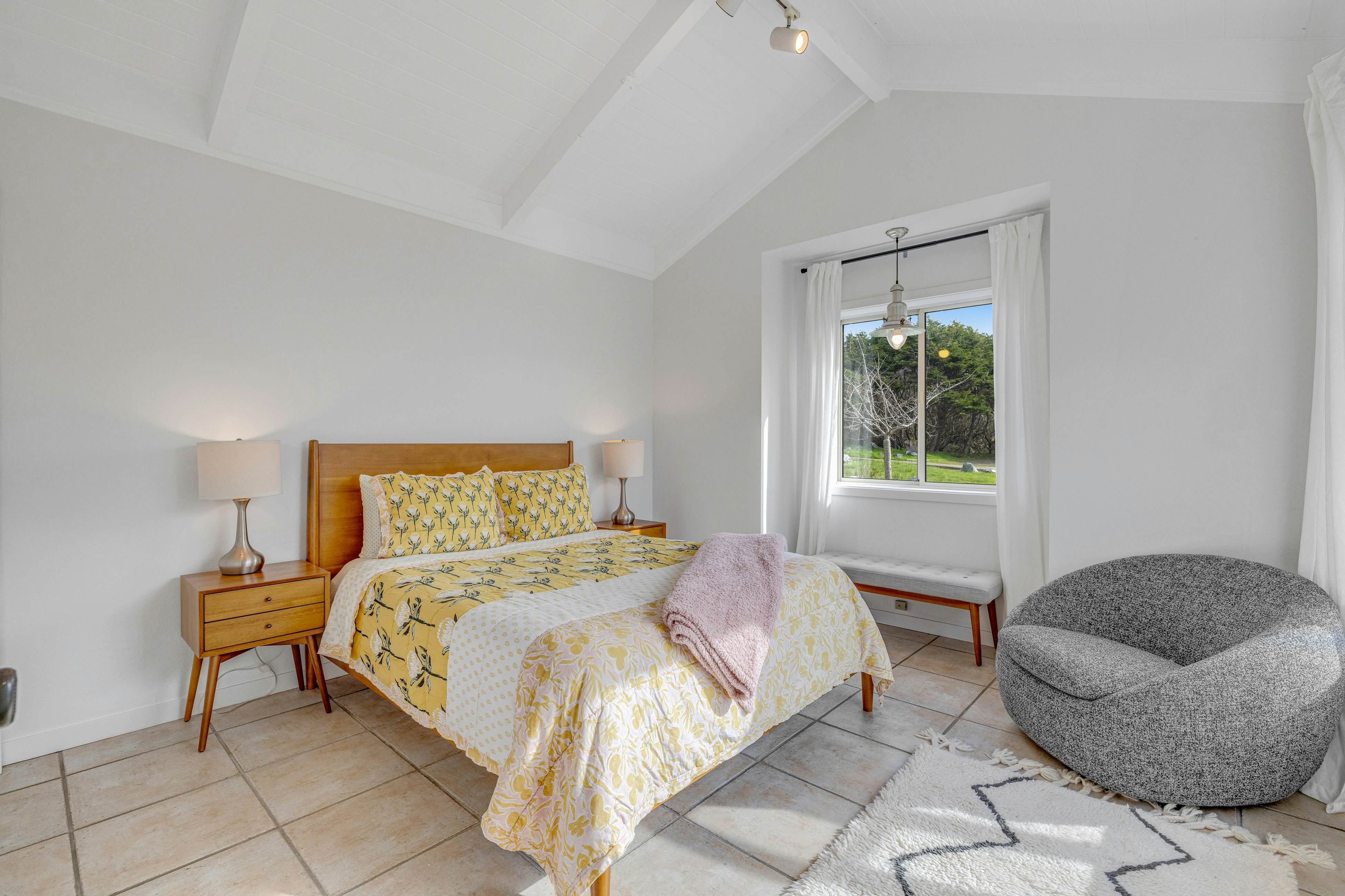 Remodeled oceanfront estate with Studio Cottage 