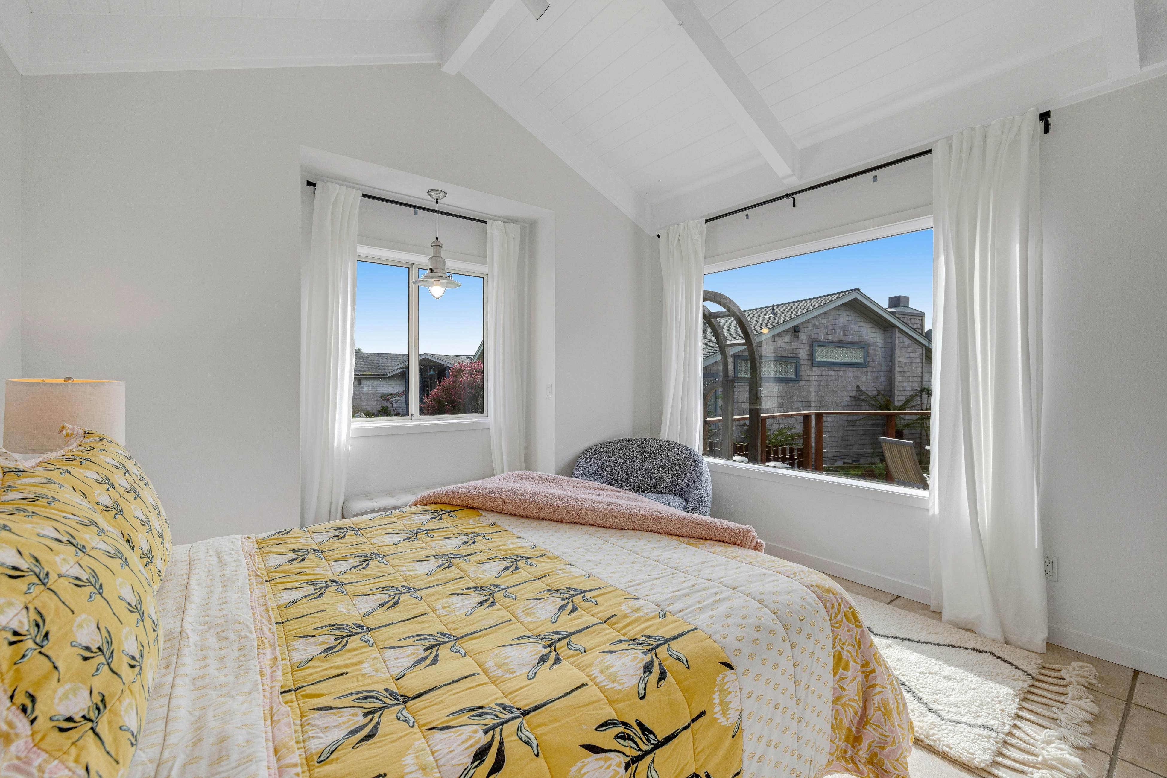 Remodeled oceanfront estate with Studio Cottage 