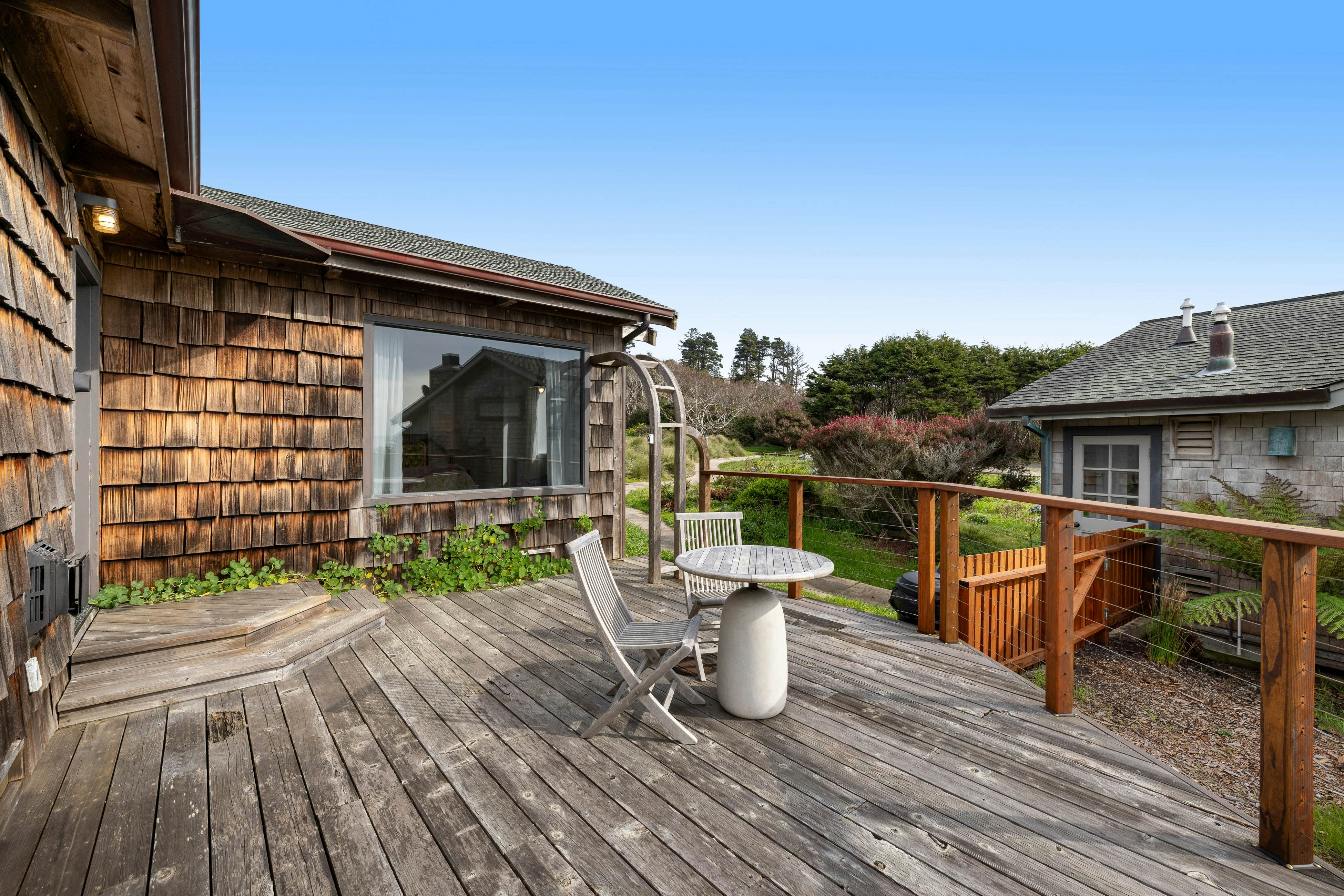 Remodeled oceanfront estate with Studio Cottage 