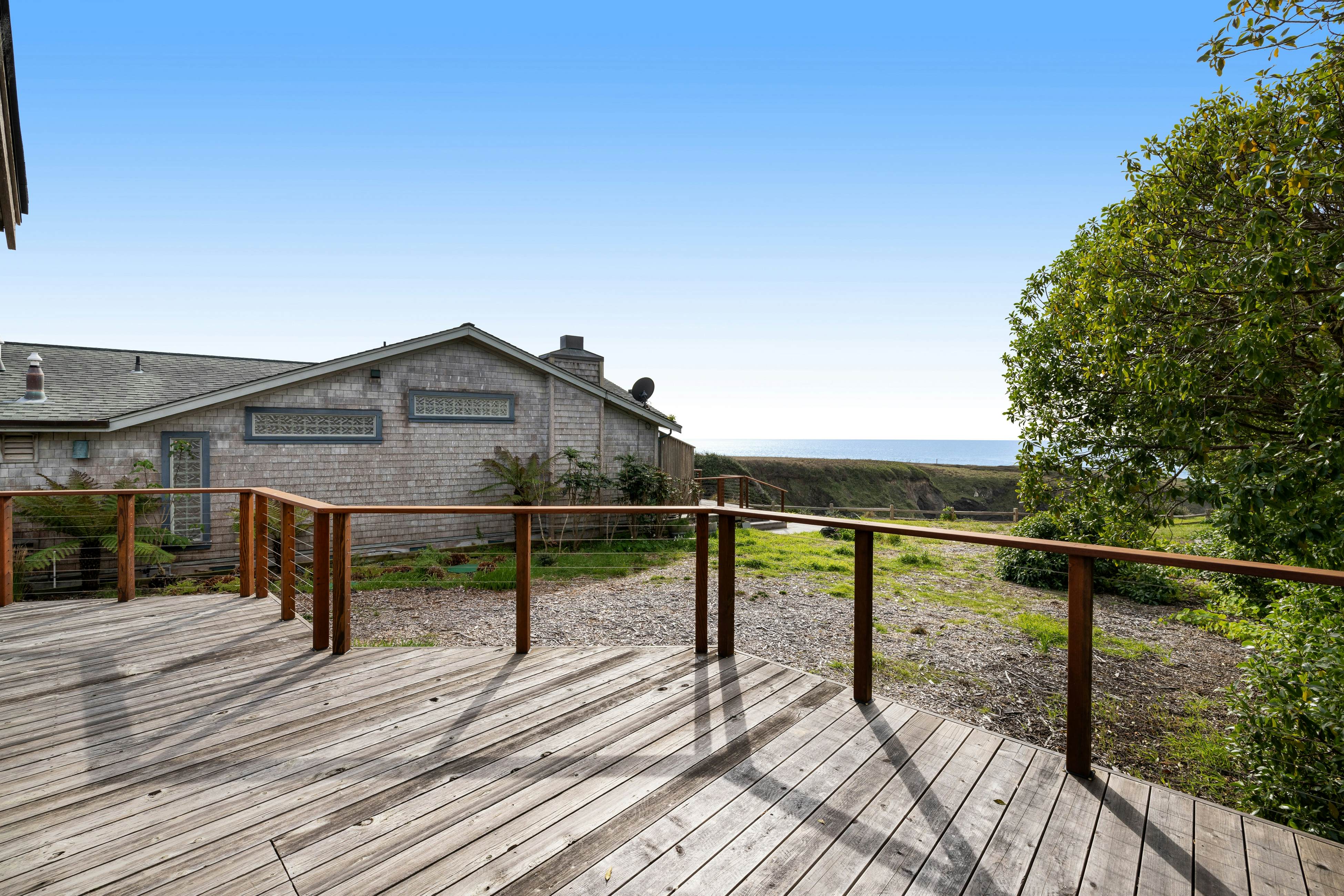 Remodeled oceanfront estate with Studio Cottage 