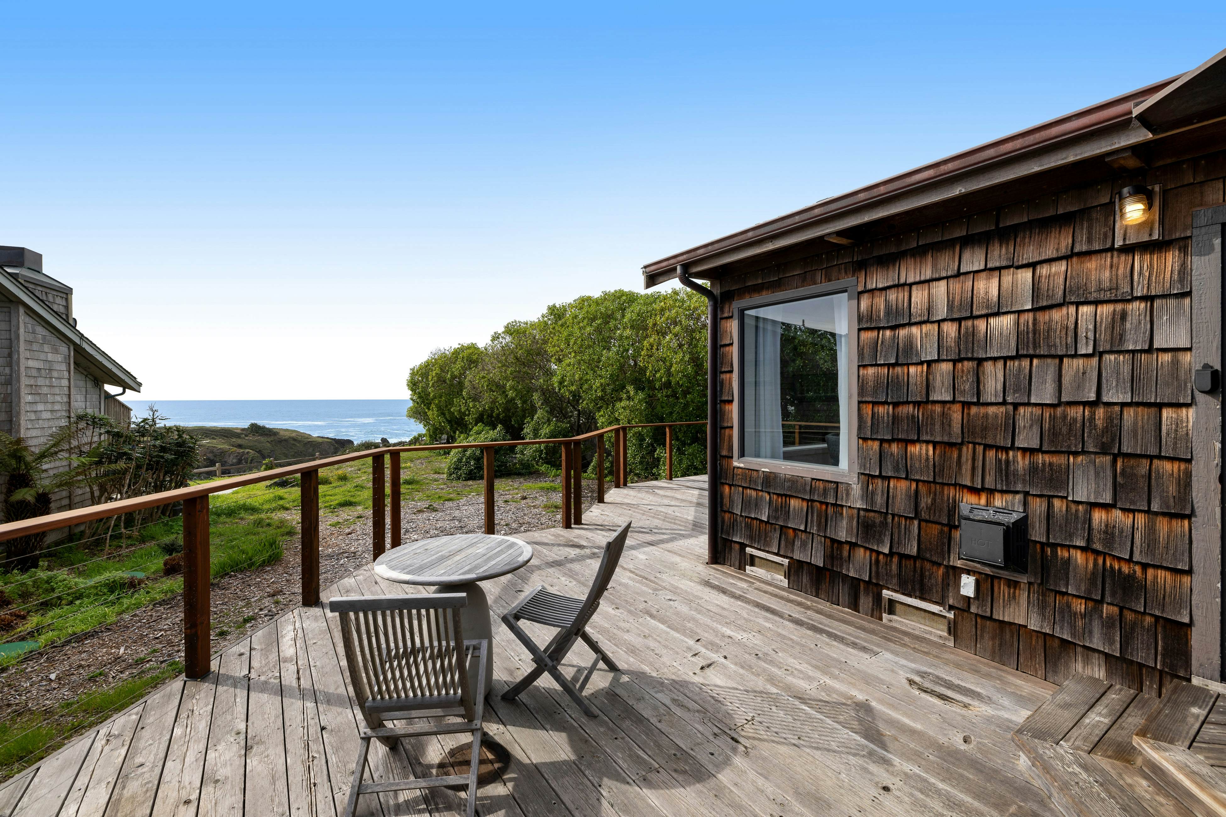 Remodeled oceanfront estate with Studio Cottage 