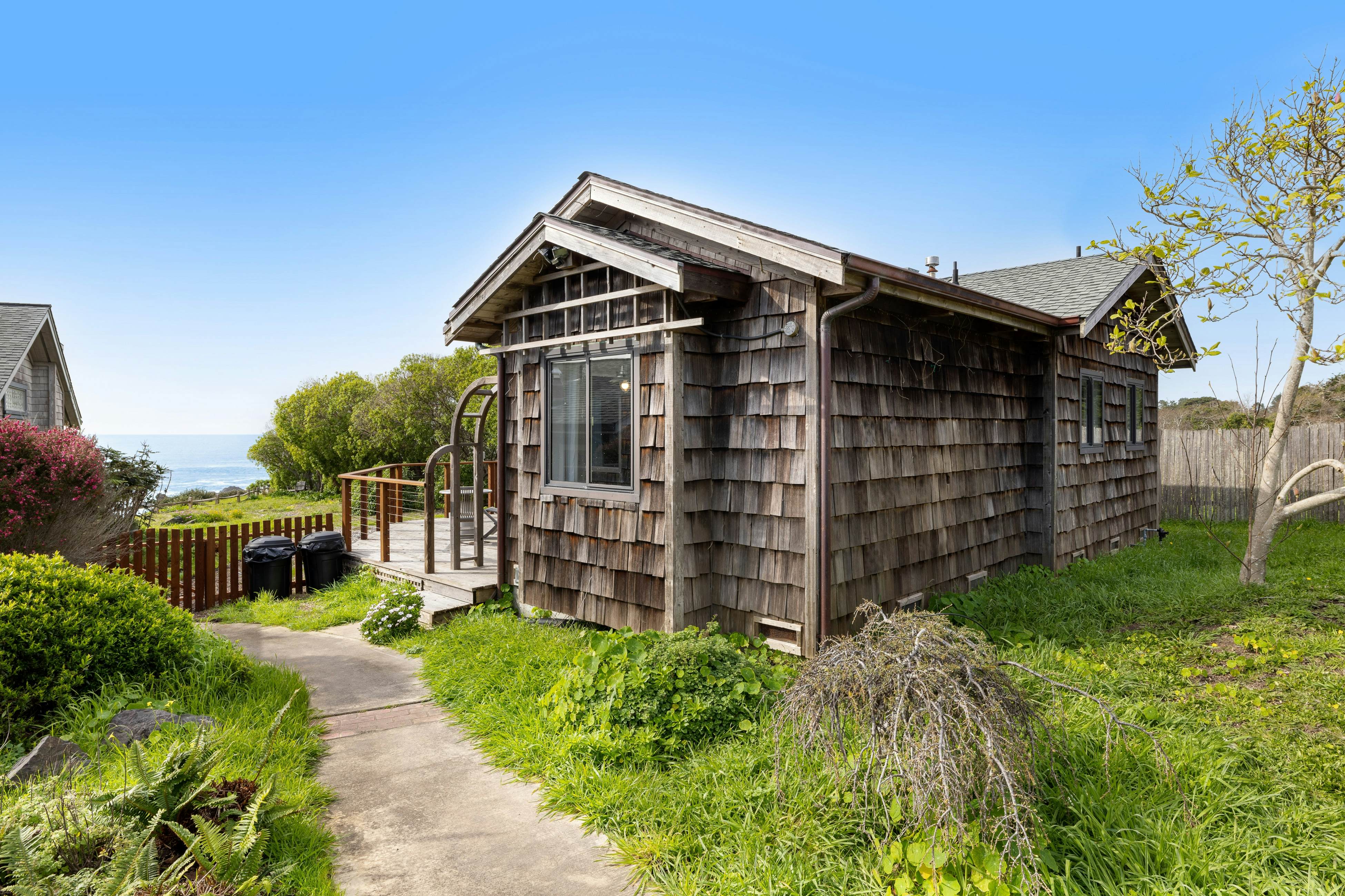 Remodeled oceanfront estate with Studio Cottage 