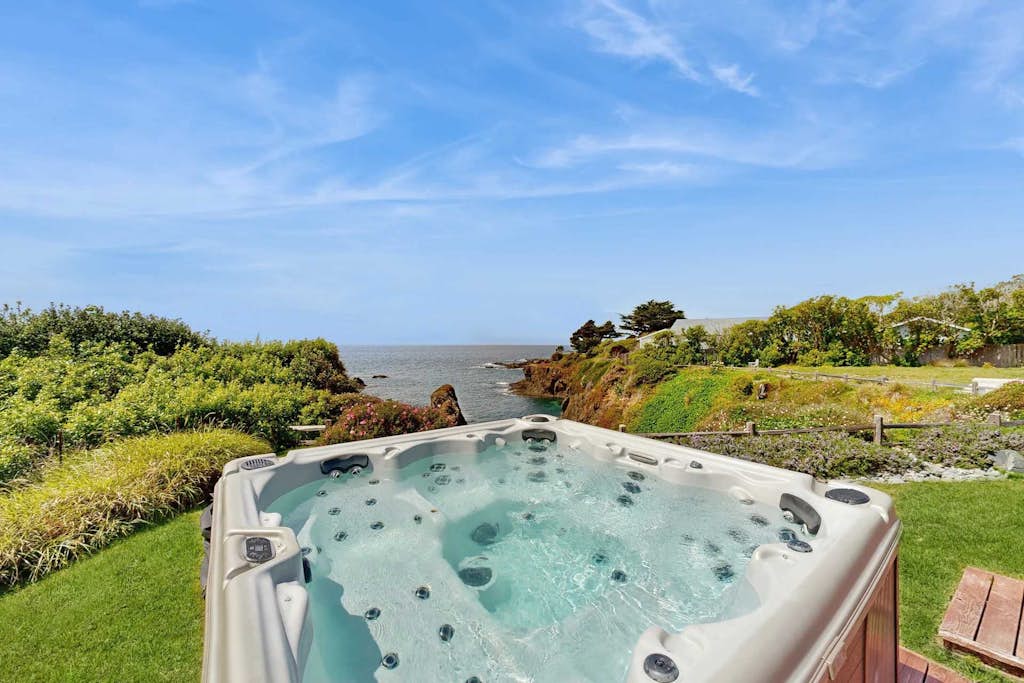 Remodeled oceanfront estate with Studio Cottage 