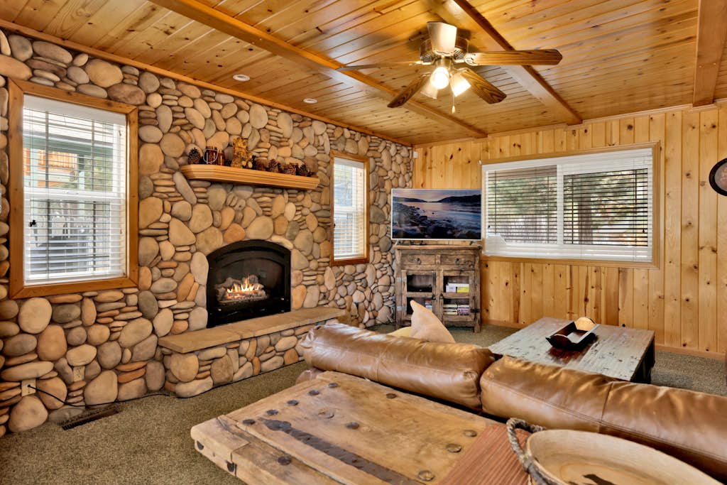 Brownie Resort | Your Walk-to-Summit Getaway| Family's Snowboarders Skiers