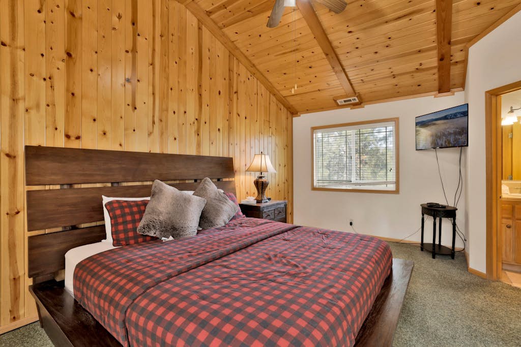 Brownie Resort | Your Walk-to-Summit Getaway| Family's Snowboarders Skiers