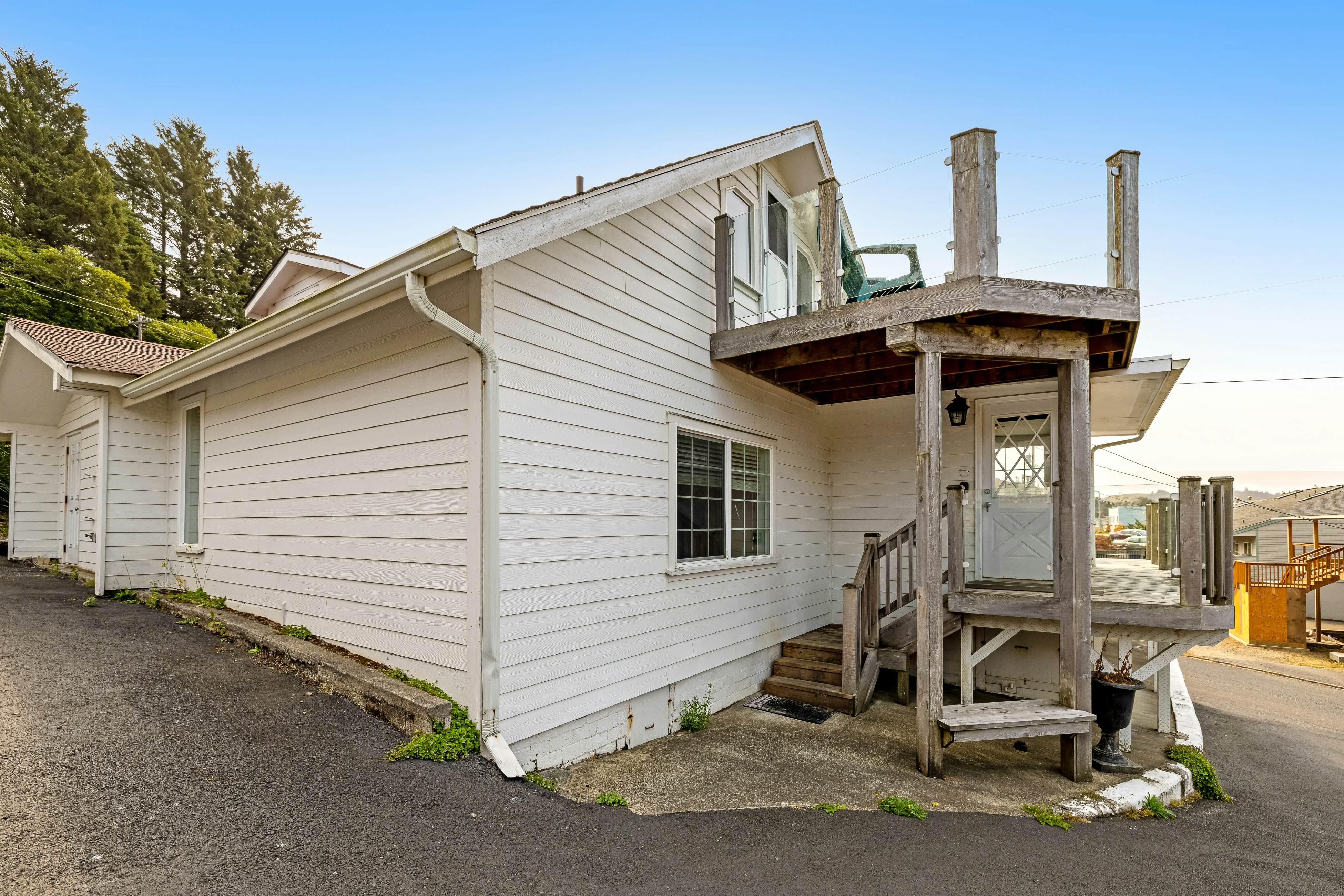 Beach View Dog-Friendly Home w/Gas Fireplace, Deck, Beach Access, & Free WiFi