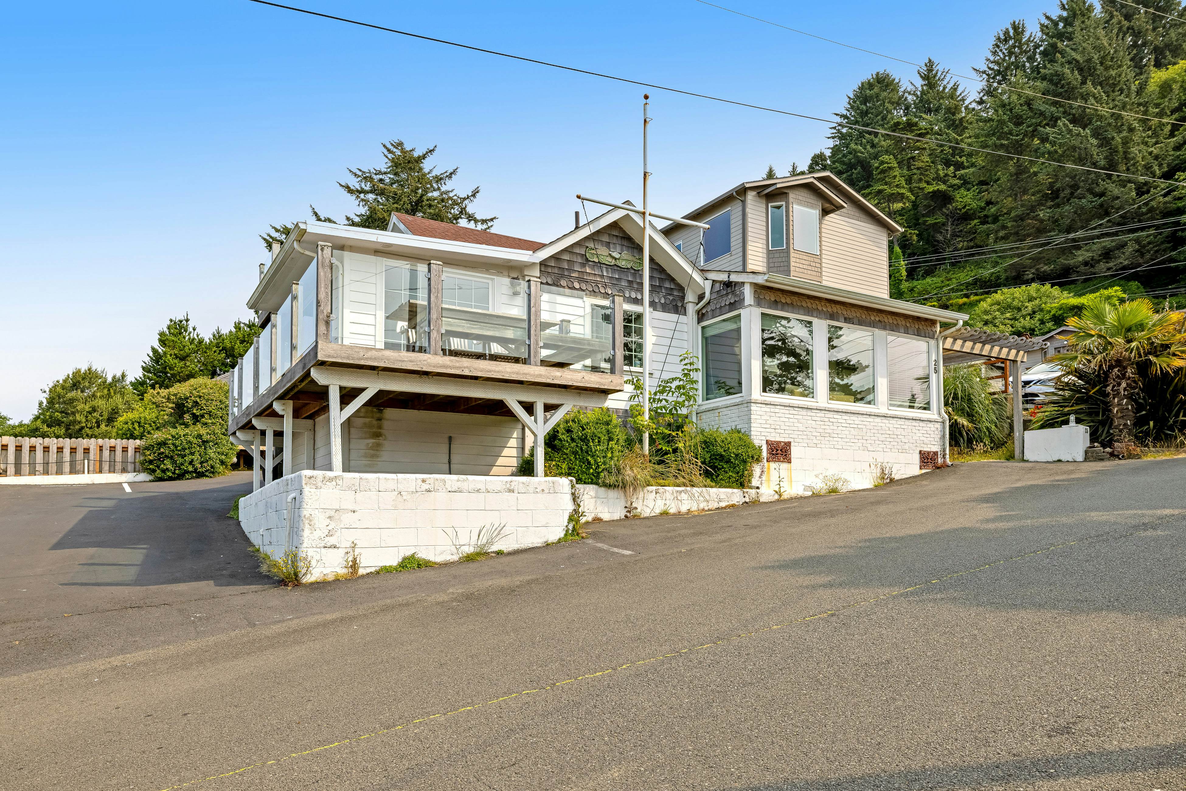 Beach View Dog-Friendly Home w/Gas Fireplace, Deck, Beach Access, & Free WiFi