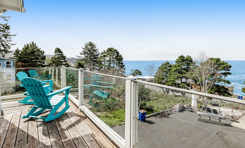 Luxury Dog Friendly Home with Ocean Views Gas Fireplace Jetted Tub Deck