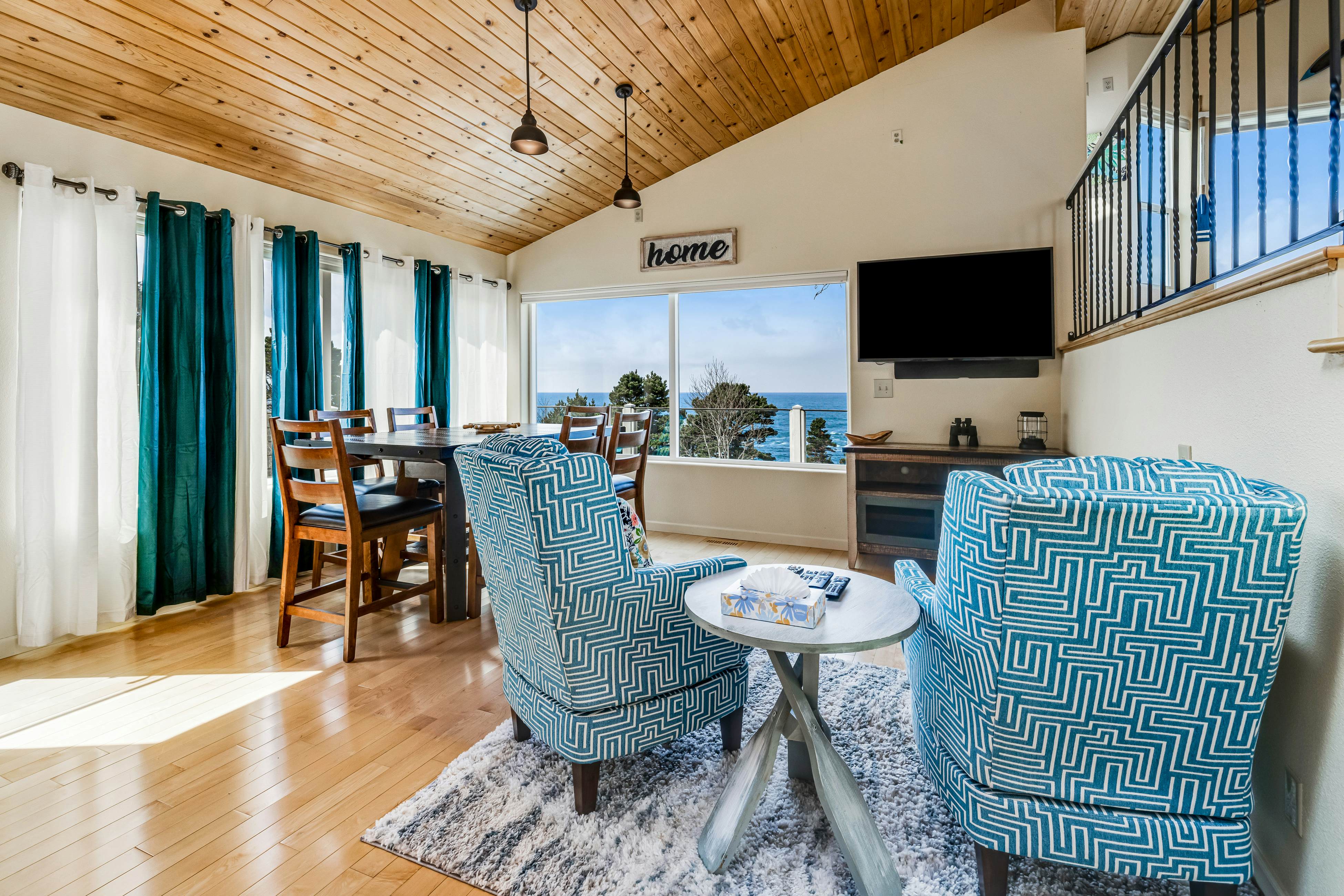 Luxury, Dog-Friendly Home w/Ocean Views, Gas Fireplace, Jetted Tub, Deck