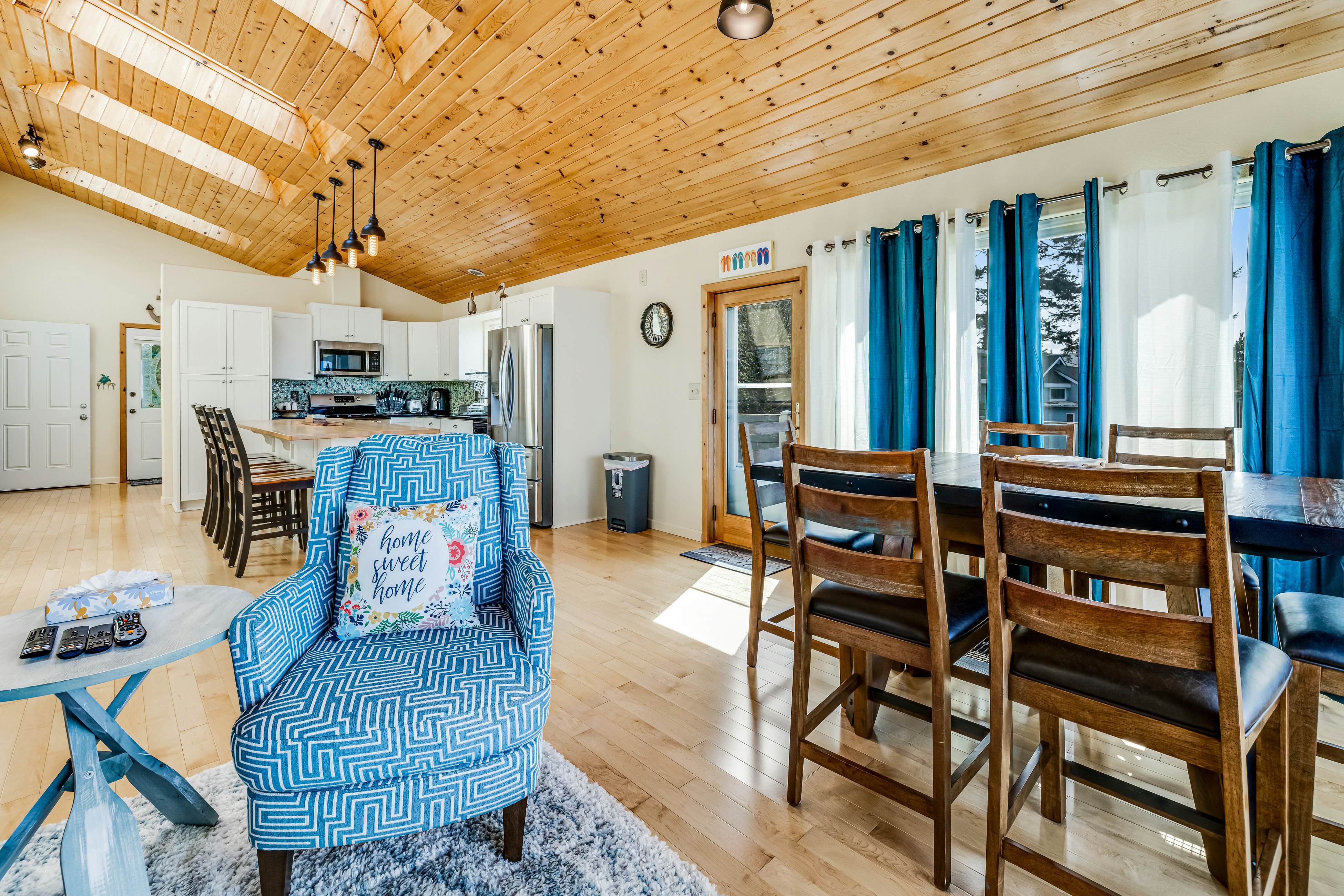 Luxury, Dog-Friendly Home w/Ocean Views, Gas Fireplace, Jetted Tub, Deck