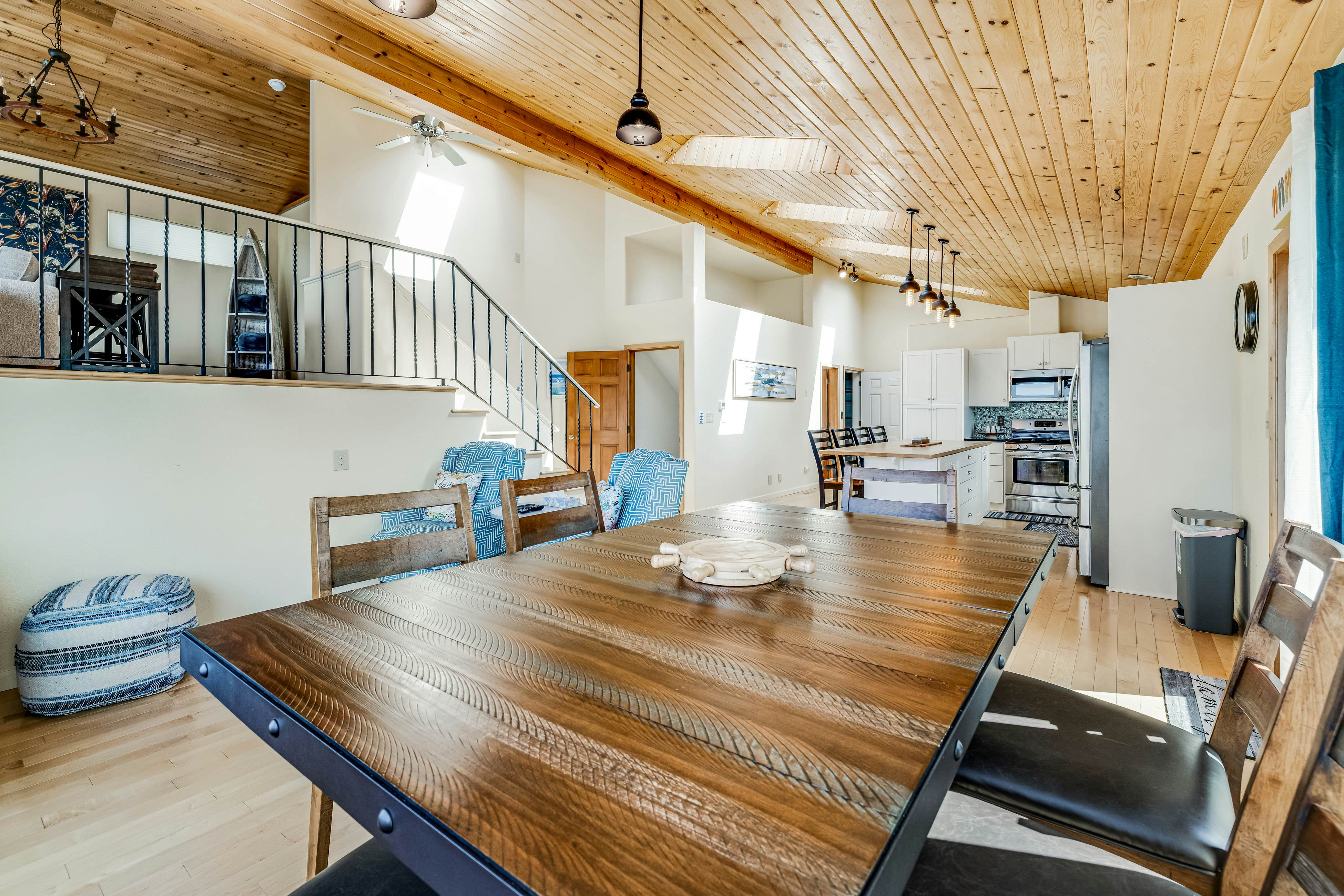 Luxury, Dog-Friendly Home w/Ocean Views, Gas Fireplace, Jetted Tub, Deck