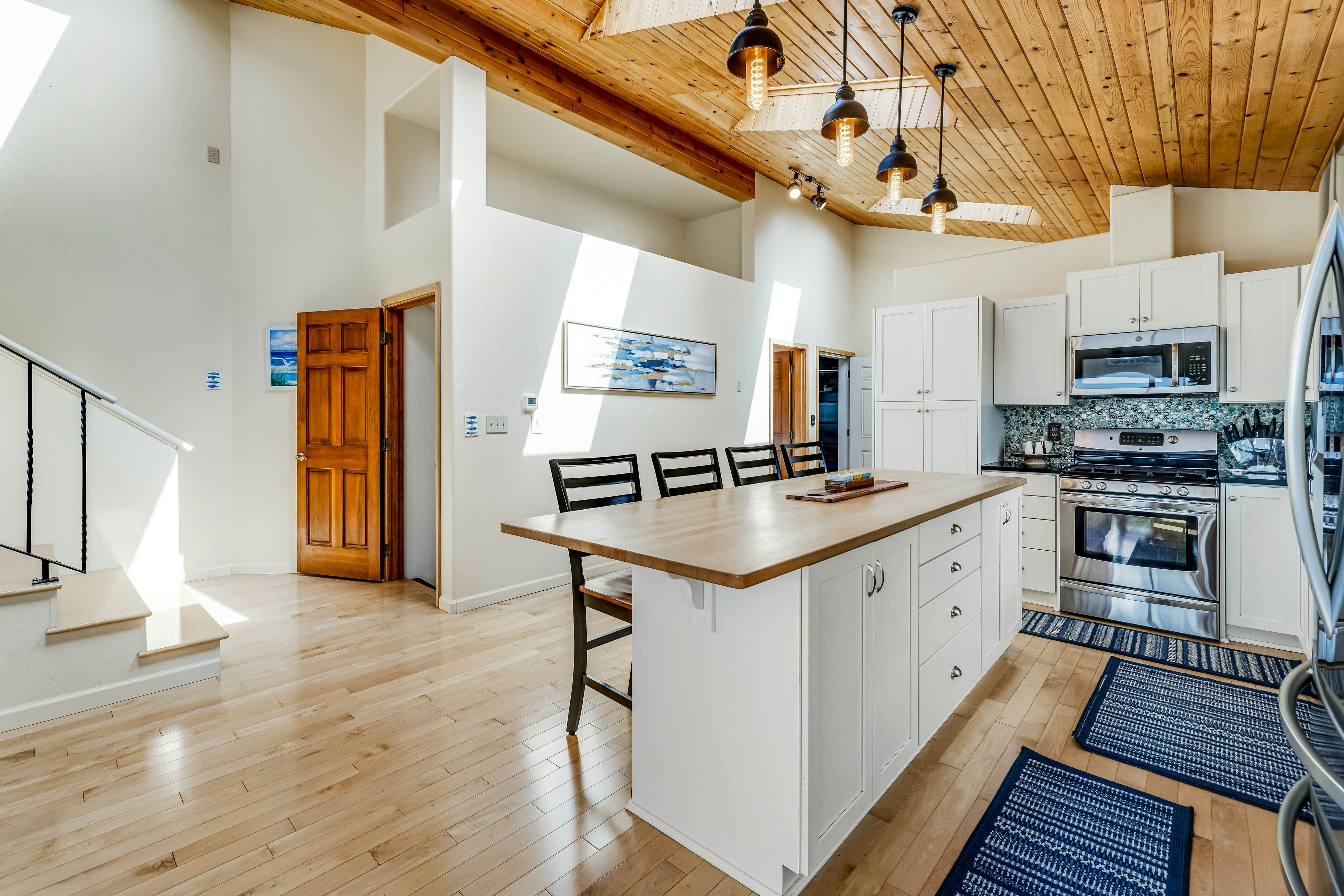 Luxury, Dog-Friendly Home w/Ocean Views, Gas Fireplace, Jetted Tub, Deck