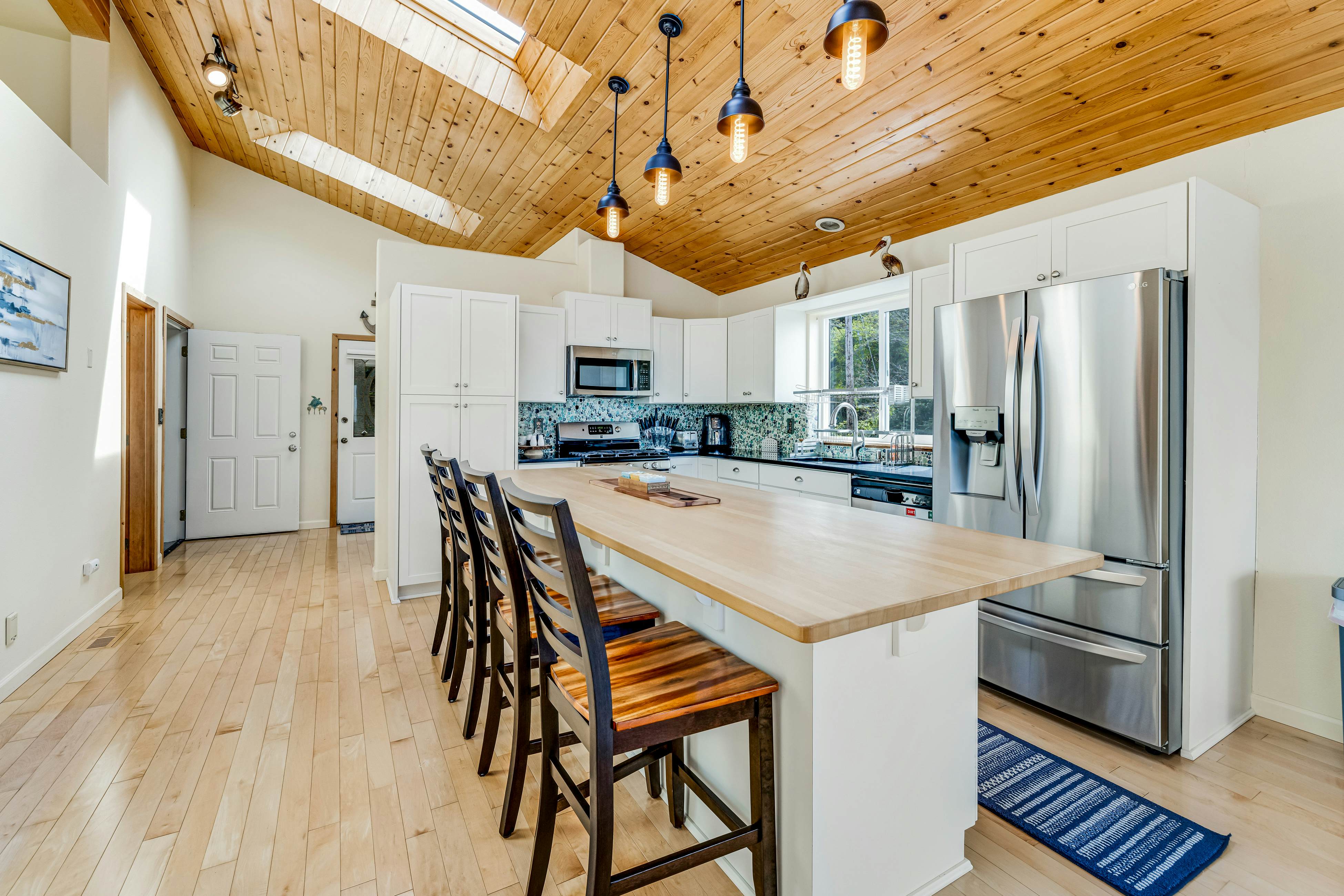 Luxury, Dog-Friendly Home w/Ocean Views, Gas Fireplace, Jetted Tub, Deck