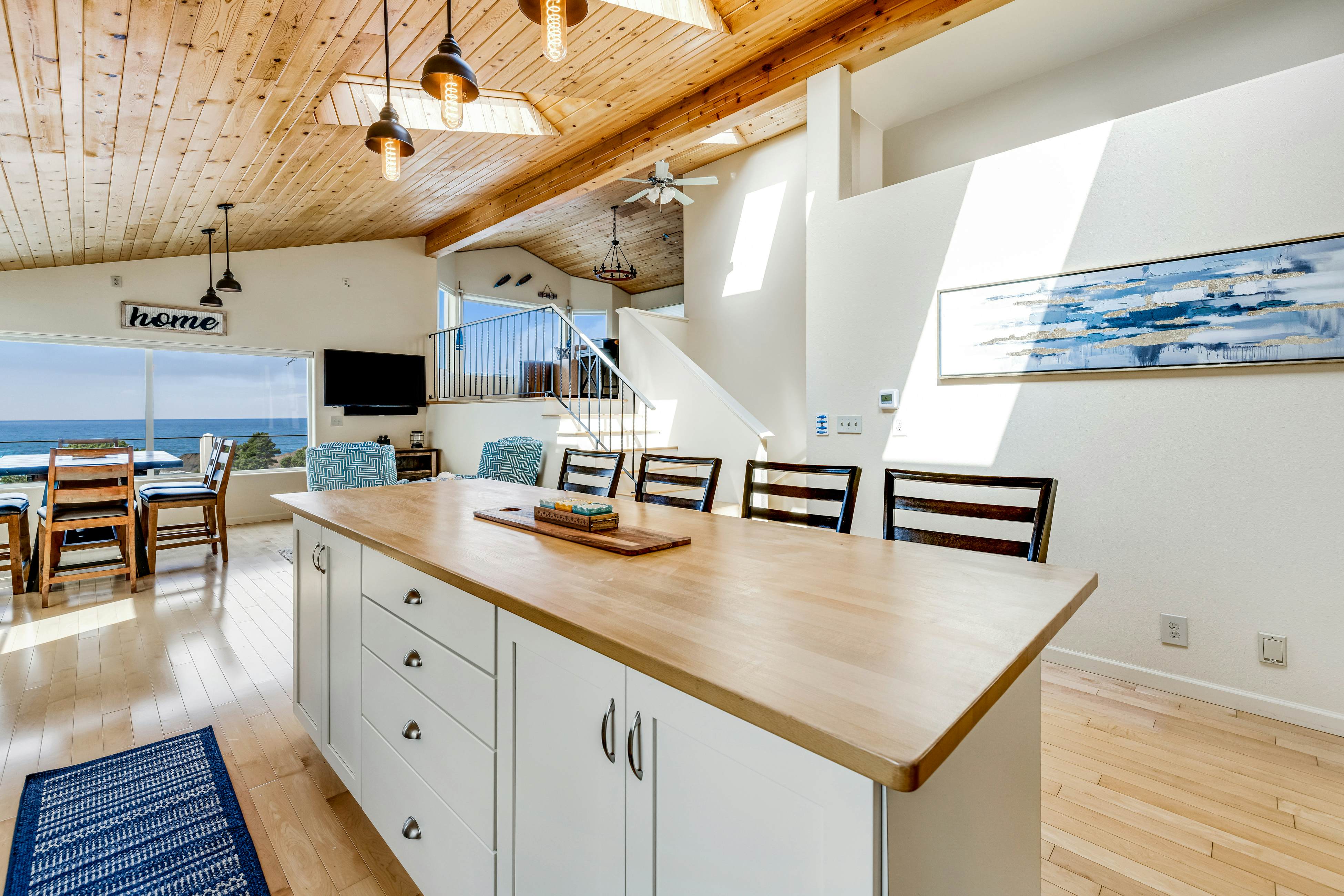 Luxury, Dog-Friendly Home w/Ocean Views, Gas Fireplace, Jetted Tub, Deck