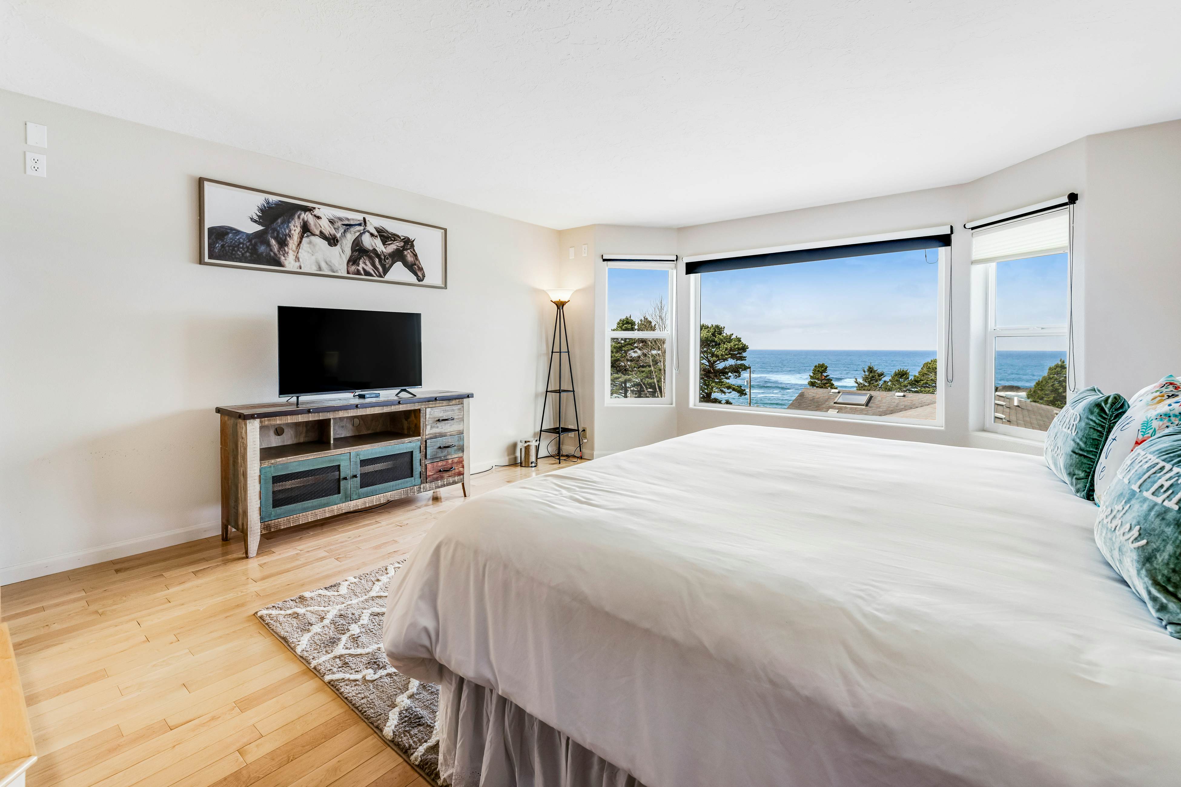 Luxury, Dog-Friendly Home w/Ocean Views, Gas Fireplace, Jetted Tub, Deck