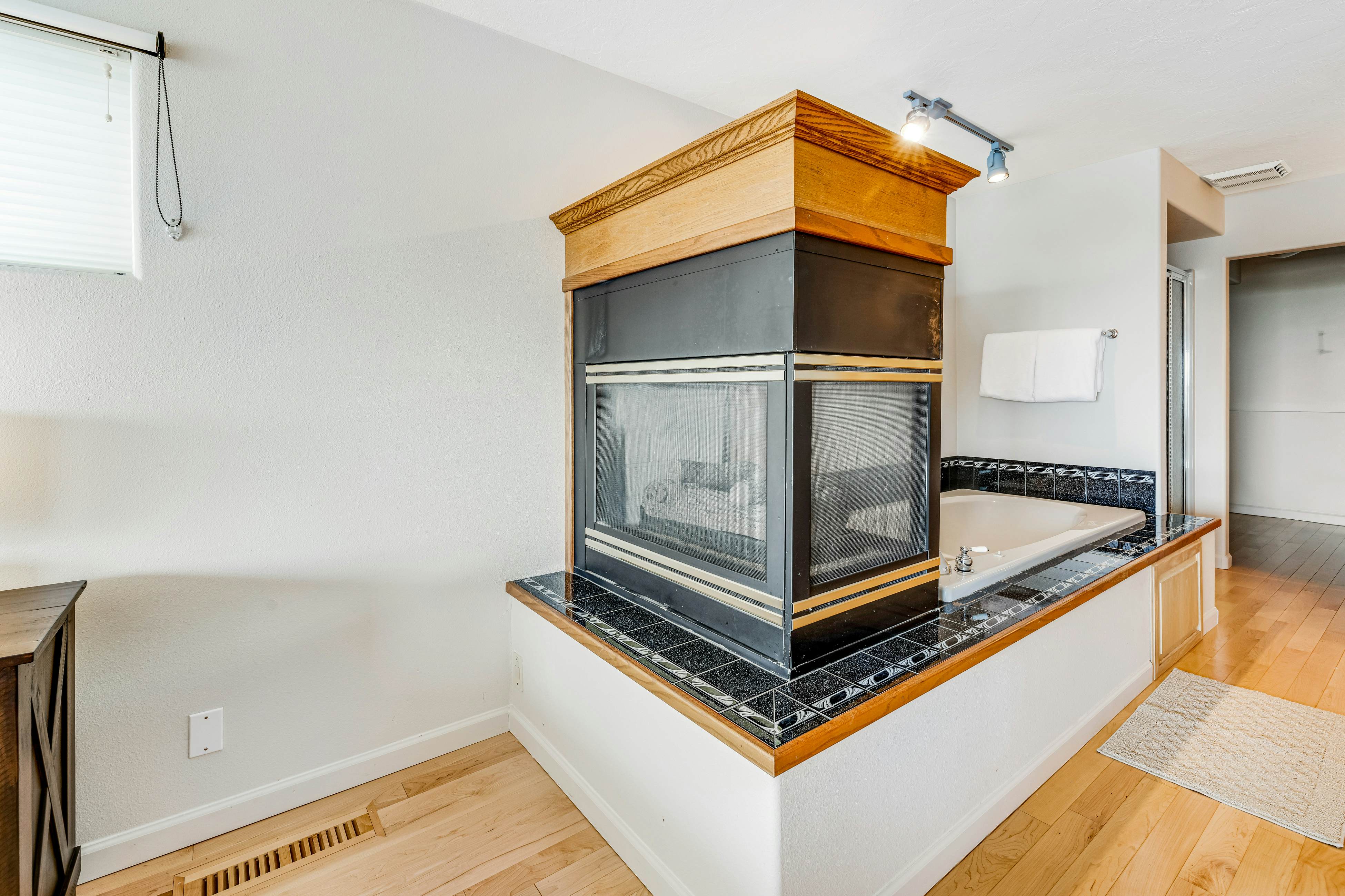 Luxury, Dog-Friendly Home w/Ocean Views, Gas Fireplace, Jetted Tub, Deck