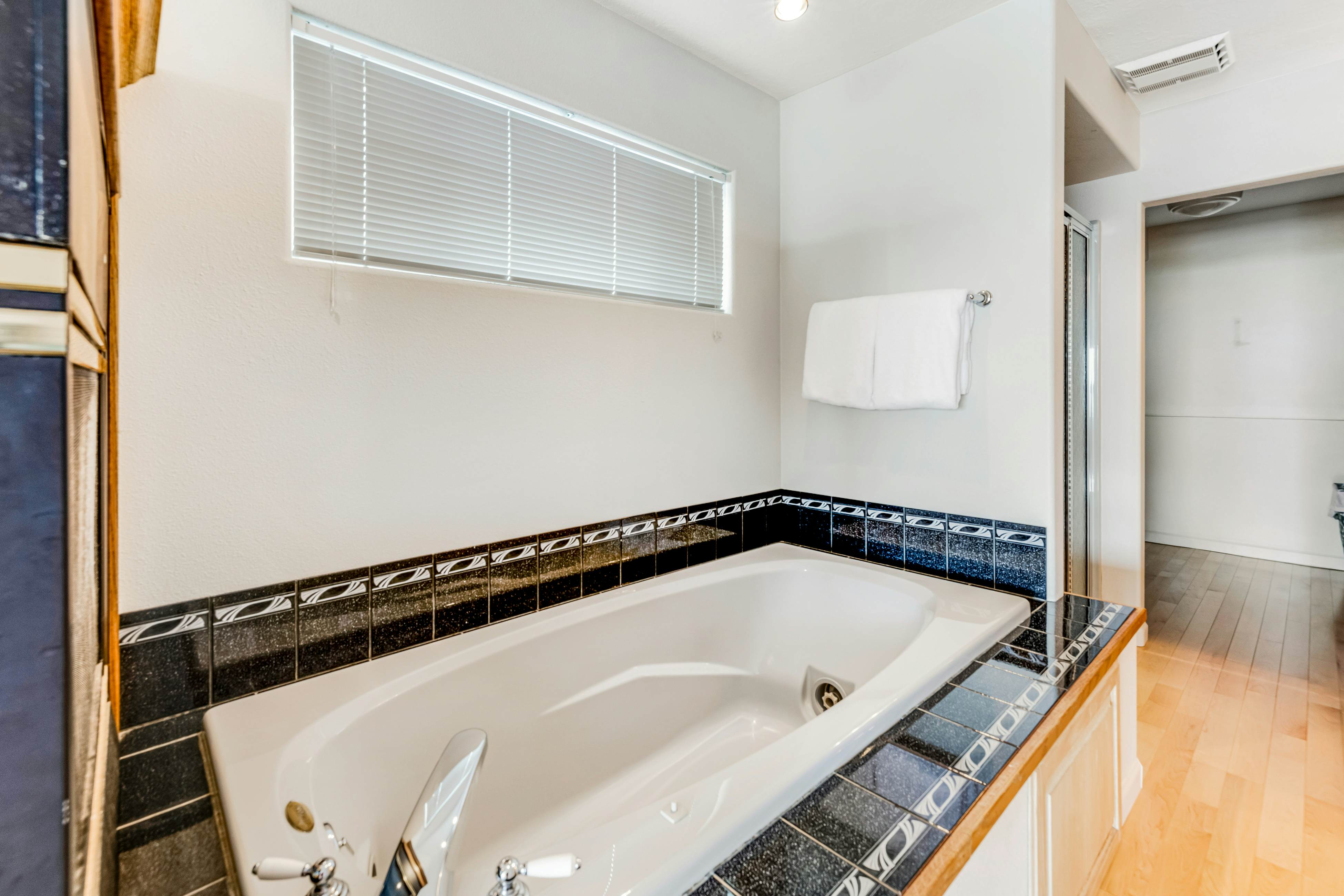 Luxury, Dog-Friendly Home w/Ocean Views, Gas Fireplace, Jetted Tub, Deck