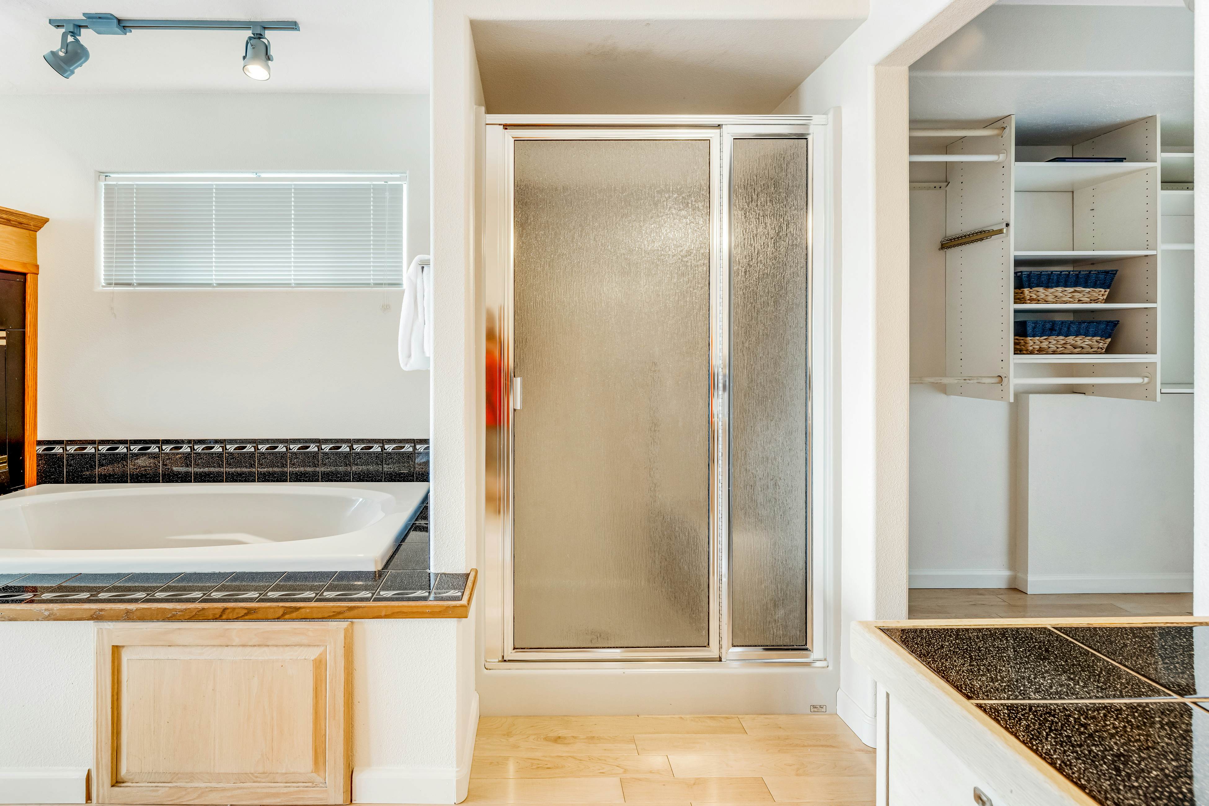 Luxury, Dog-Friendly Home w/Ocean Views, Gas Fireplace, Jetted Tub, Deck