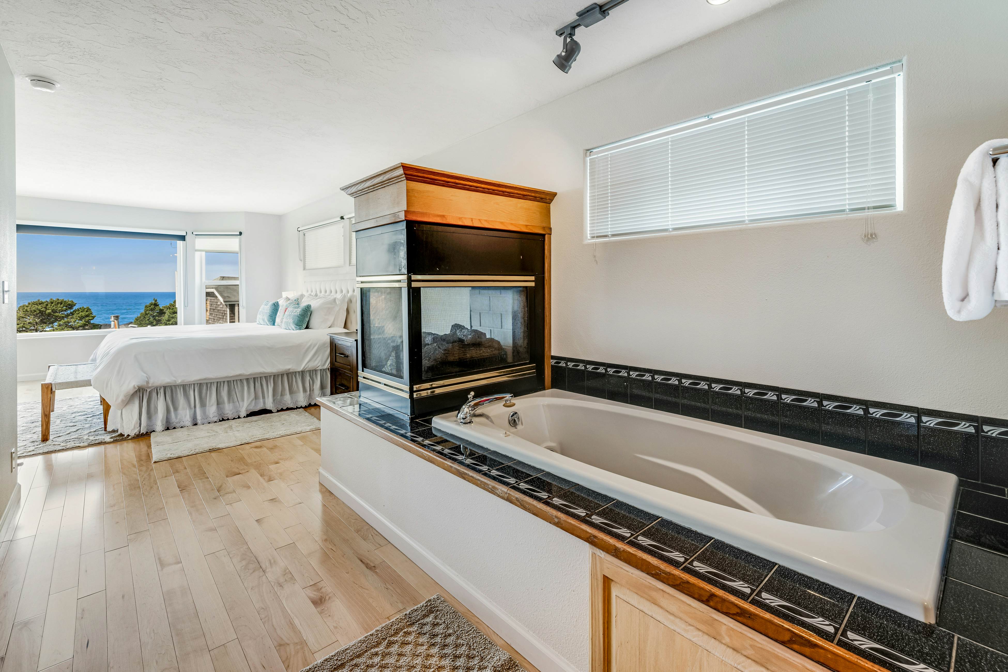 Luxury, Dog-Friendly Home w/Ocean Views, Gas Fireplace, Jetted Tub, Deck