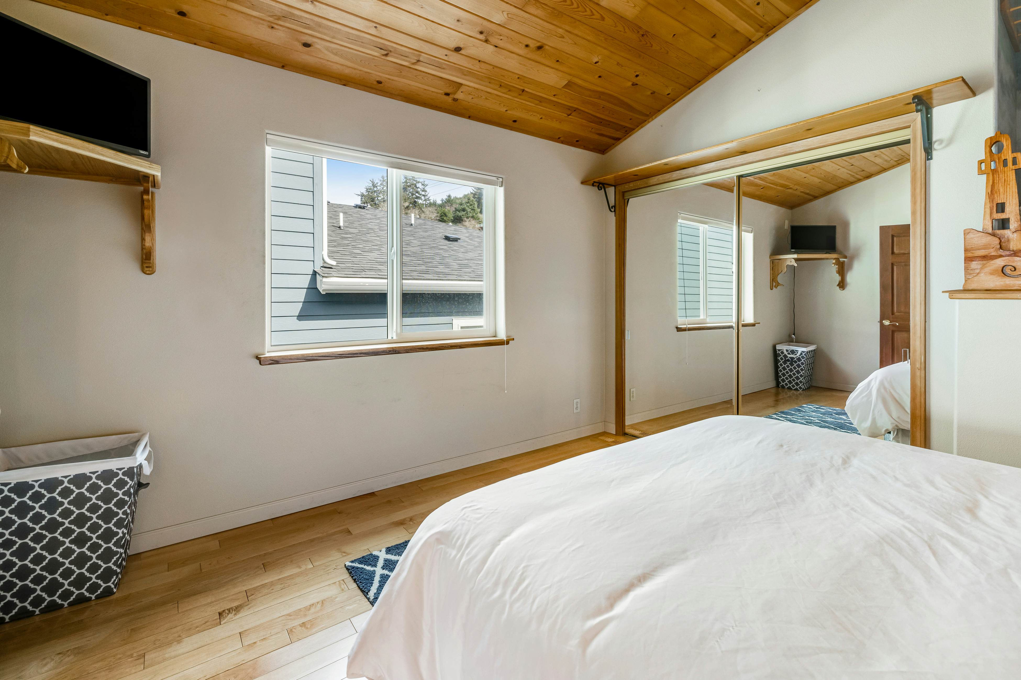 Luxury, Dog-Friendly Home w/Ocean Views, Gas Fireplace, Jetted Tub, Deck