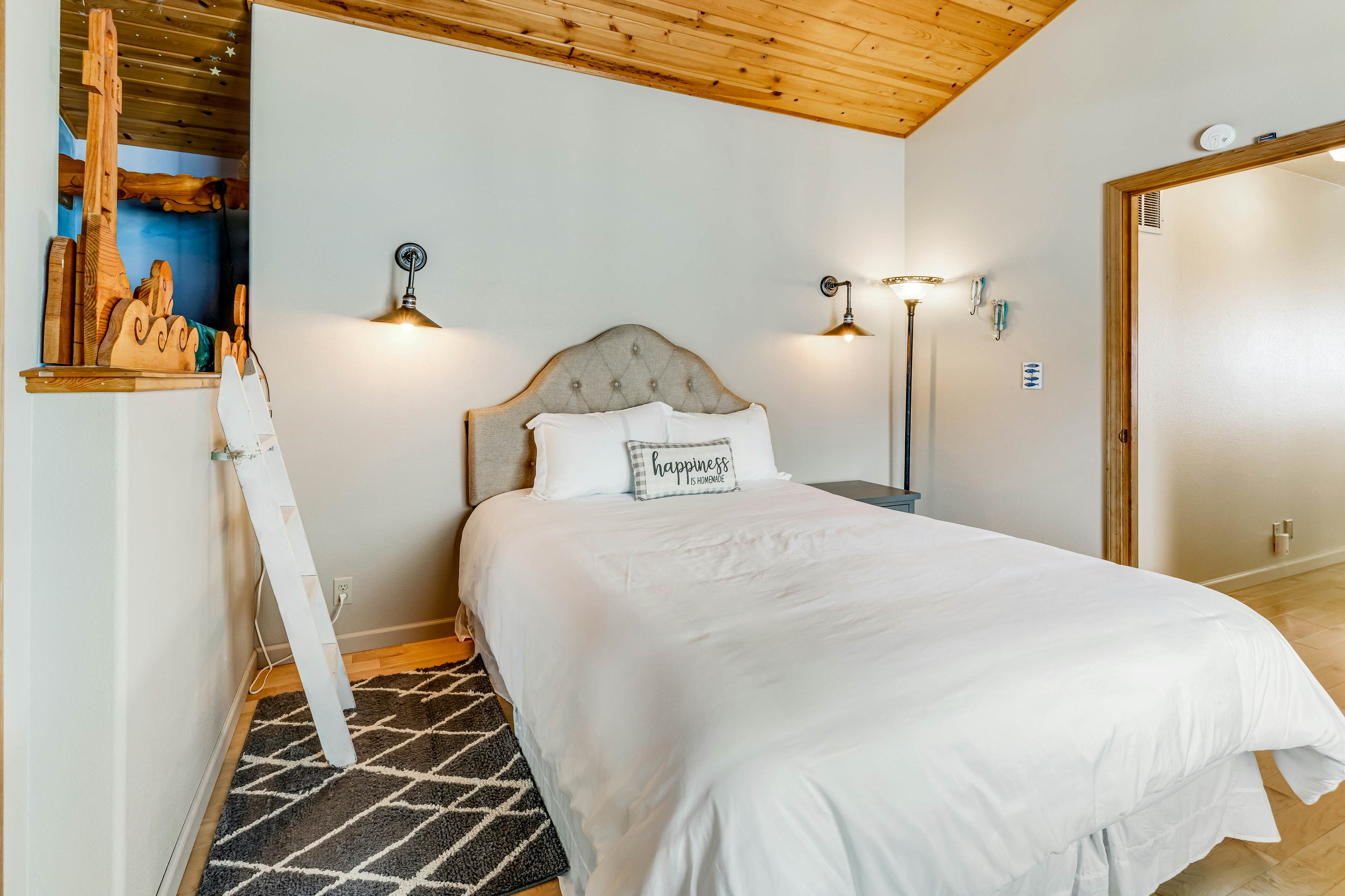 Luxury, Dog-Friendly Home w/Ocean Views, Gas Fireplace, Jetted Tub, Deck