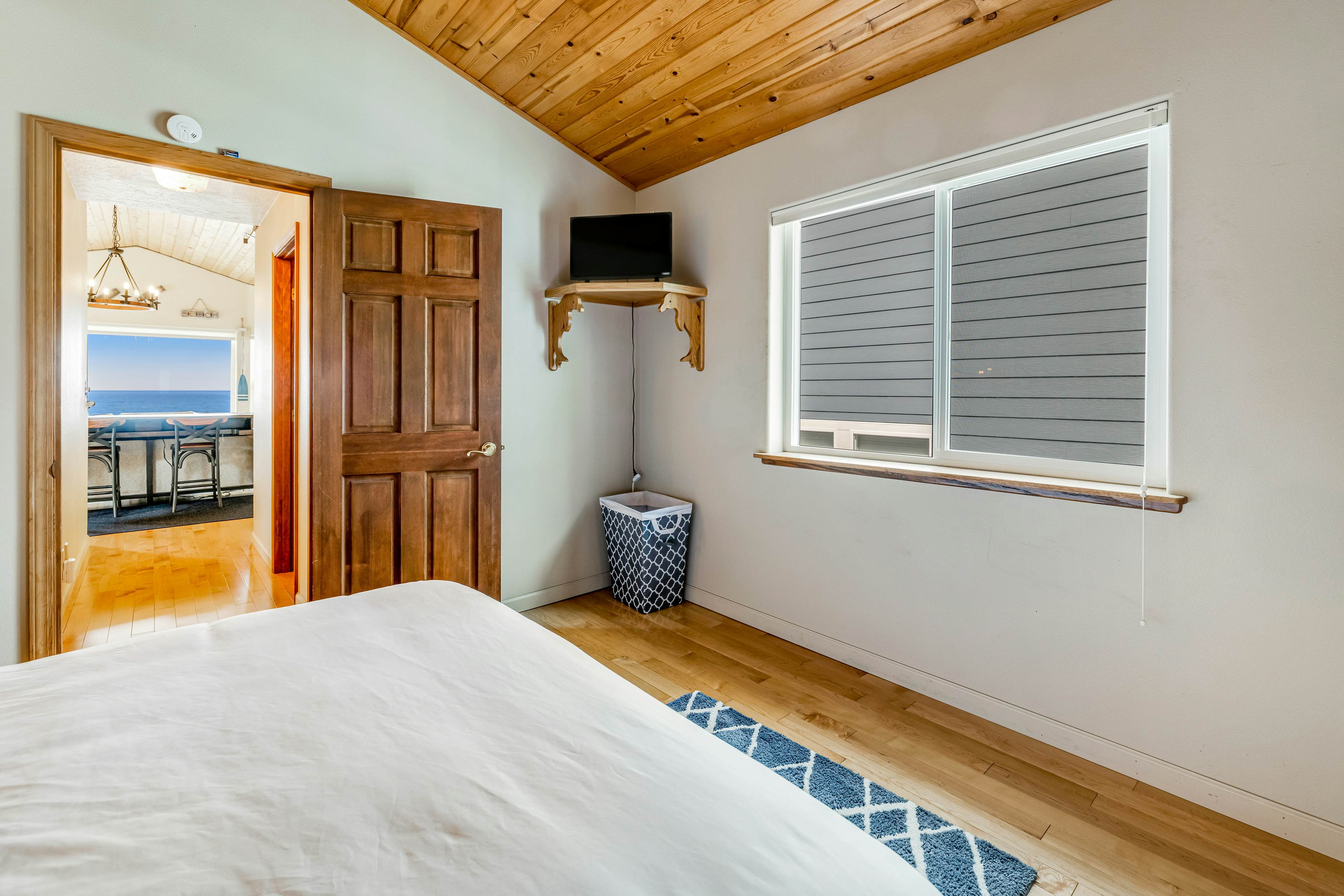 Luxury, Dog-Friendly Home w/Ocean Views, Gas Fireplace, Jetted Tub, Deck