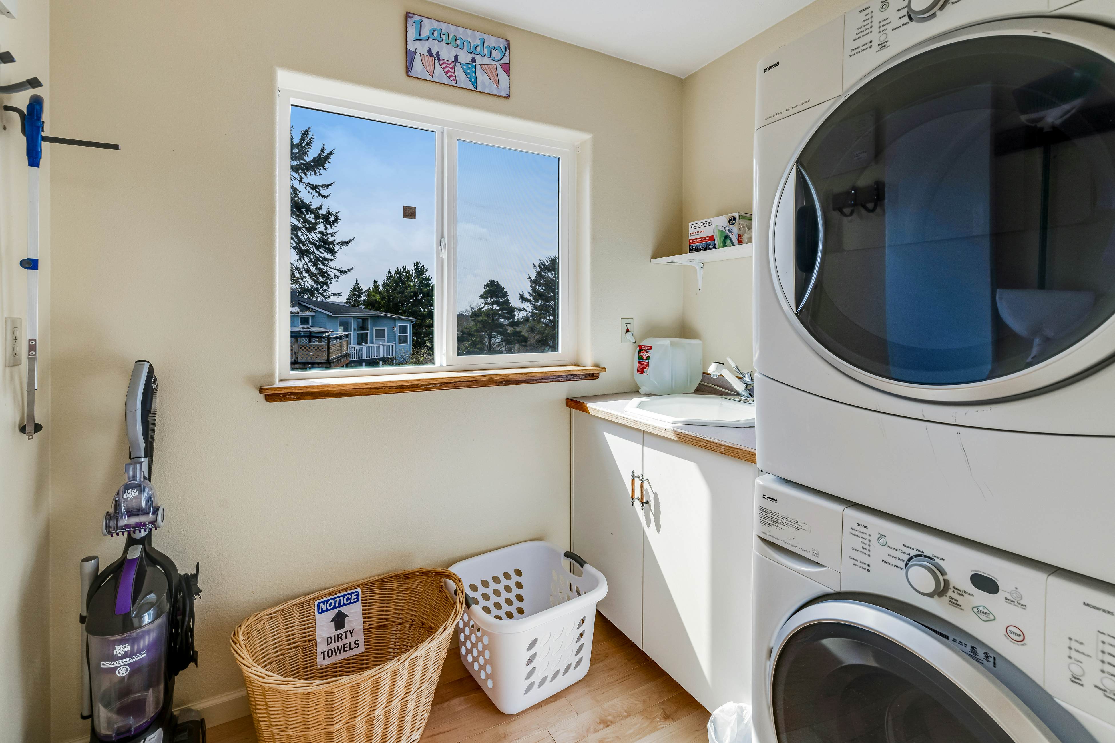 Luxury, Dog-Friendly Home w/Ocean Views, Gas Fireplace, Jetted Tub, Deck