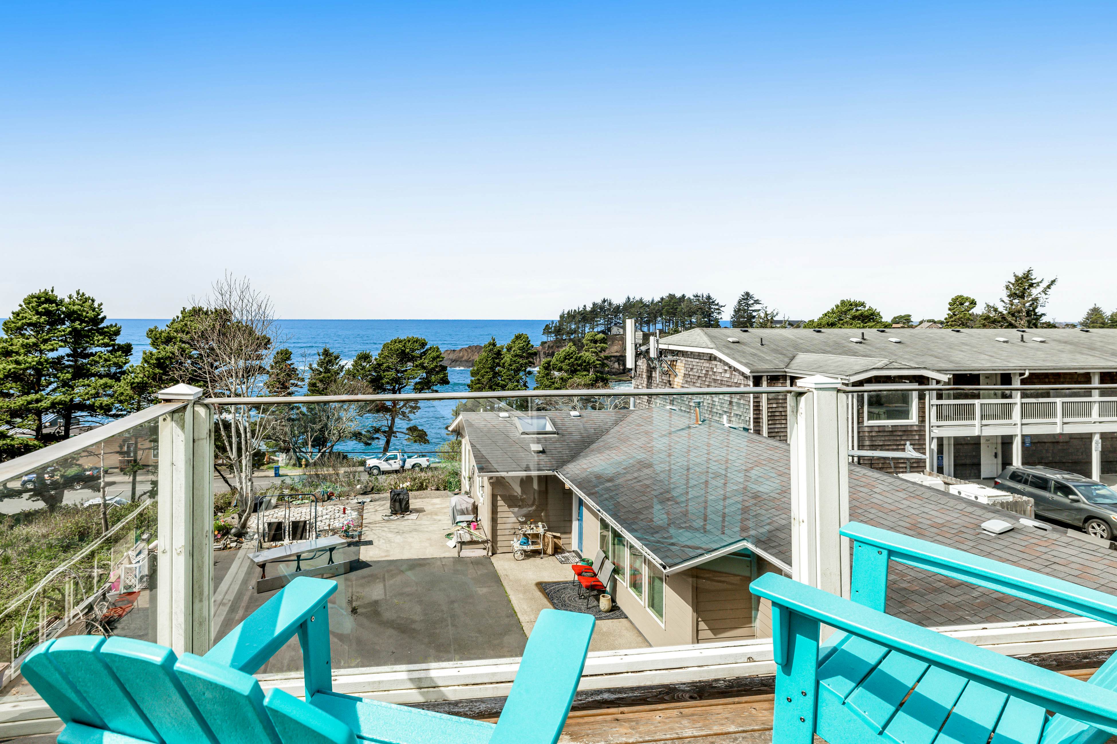 Luxury, Dog-Friendly Home w/Ocean Views, Gas Fireplace, Jetted Tub, Deck