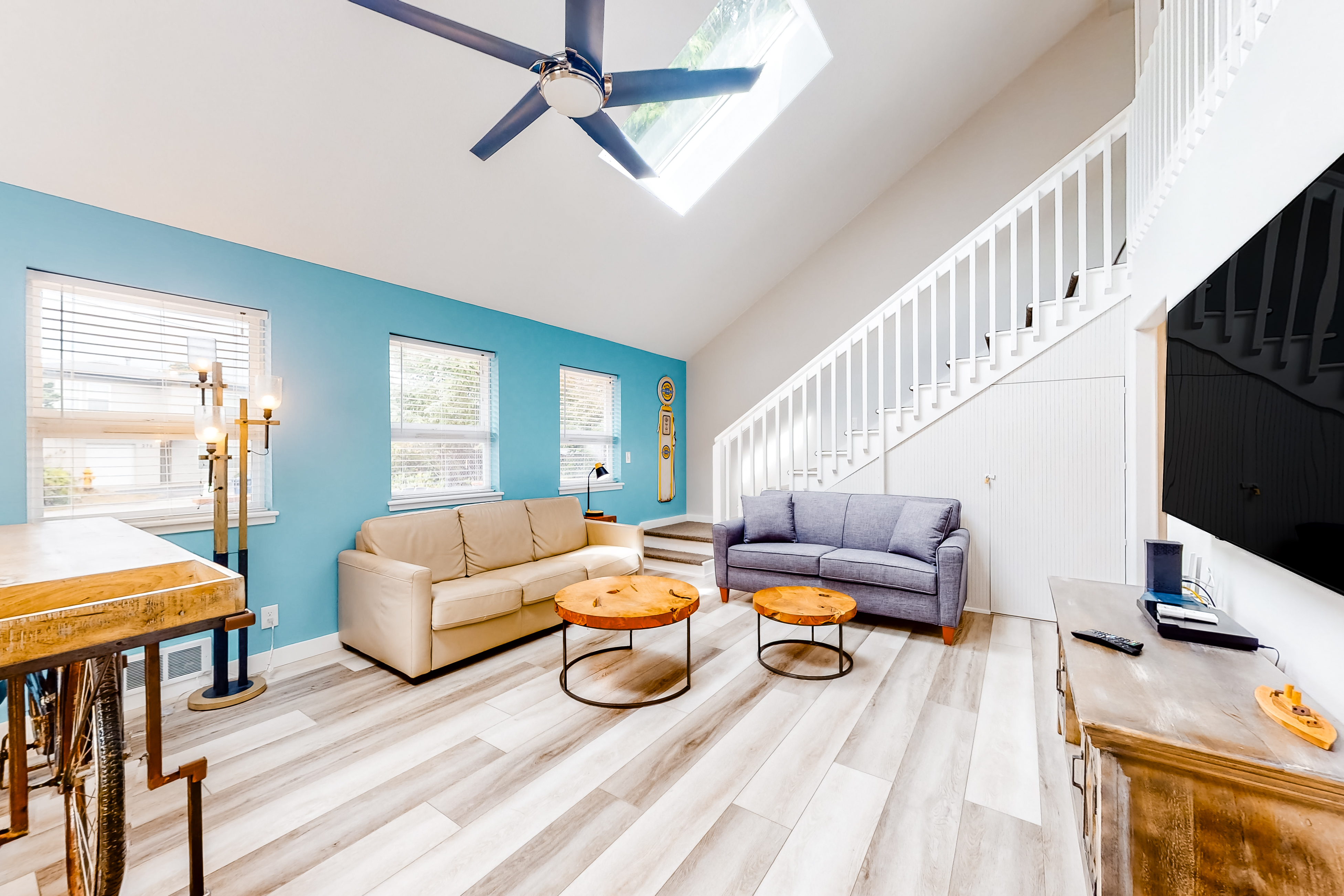 Enchanting home near the coast with hot tub full kitchen and washer dryer