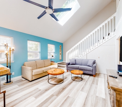 Enchanting home near the coast with hot tub full kitchen and washer dryer