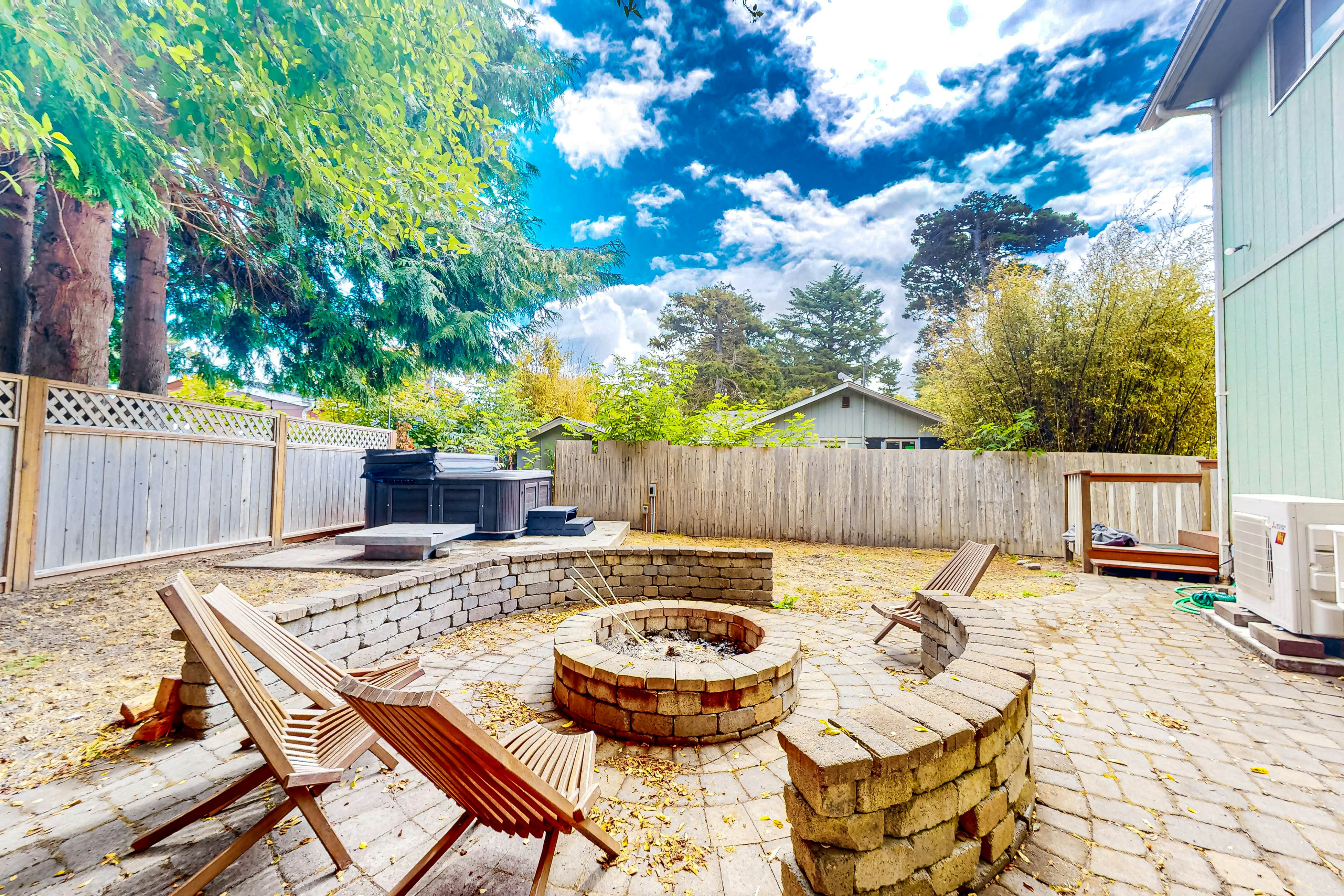 Enchanting home near the coast with hot tub, full kitchen & washer/dryer