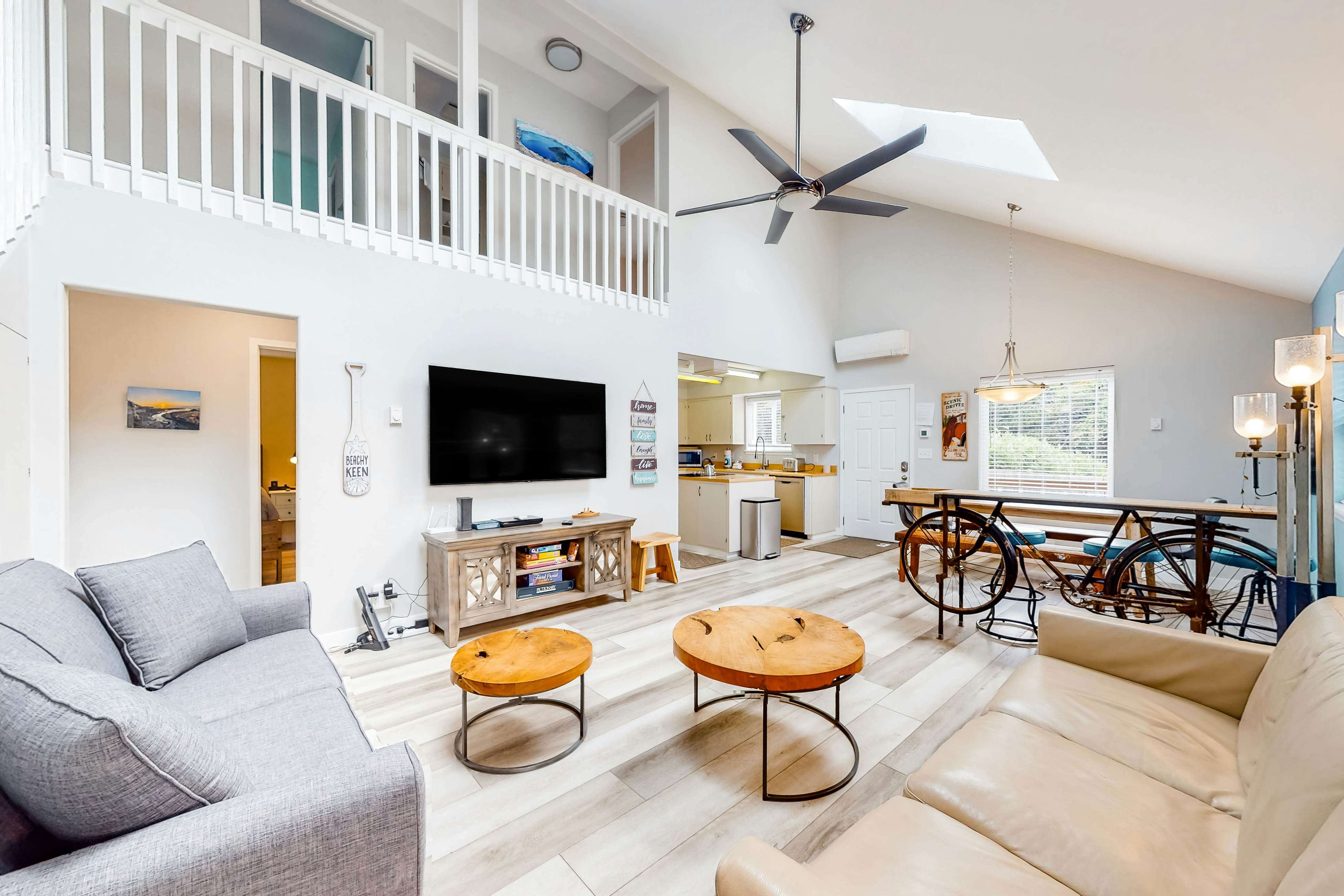 Enchanting home near the coast with hot tub, full kitchen & washer/dryer