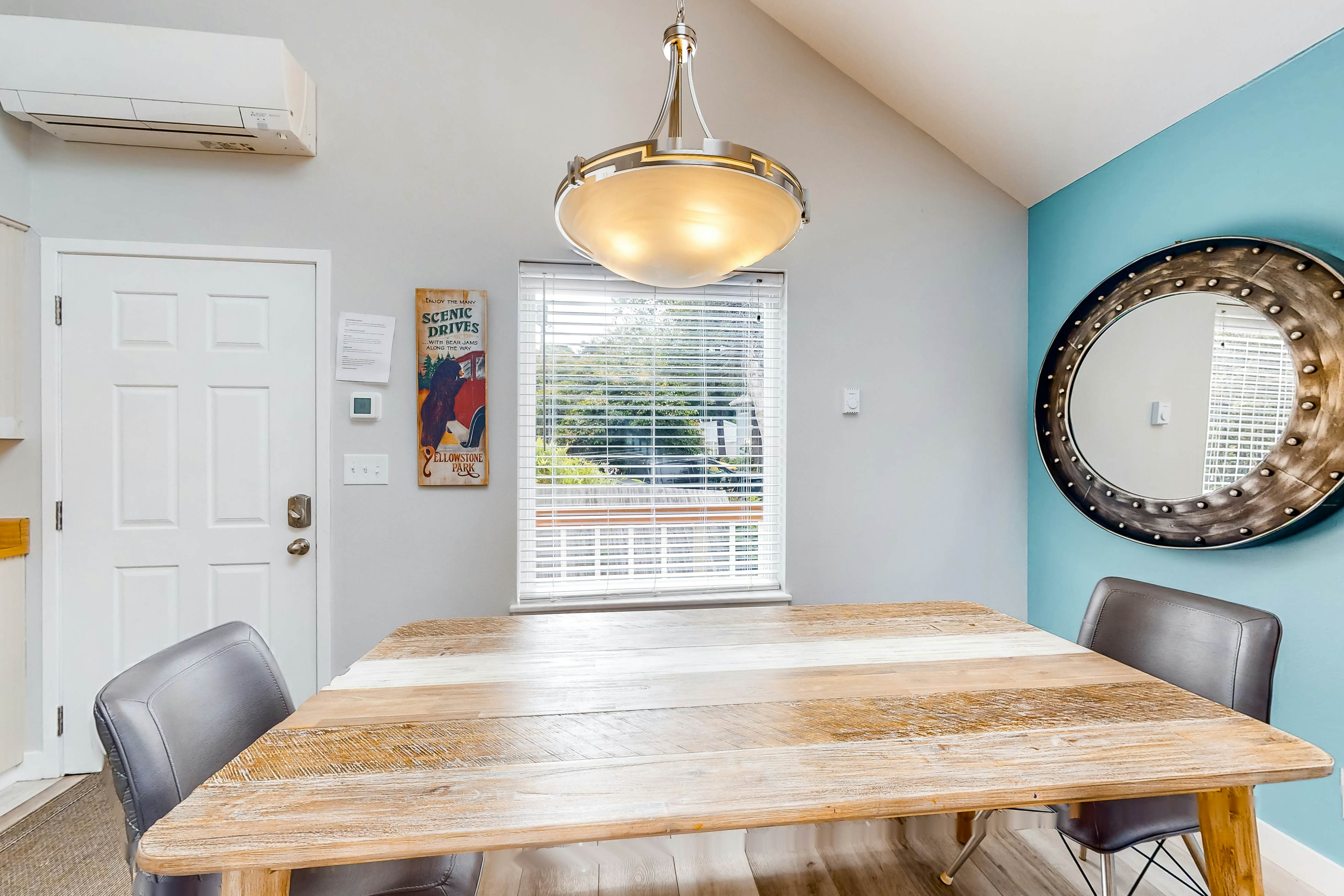 Enchanting home near the coast with hot tub, full kitchen & washer/dryer