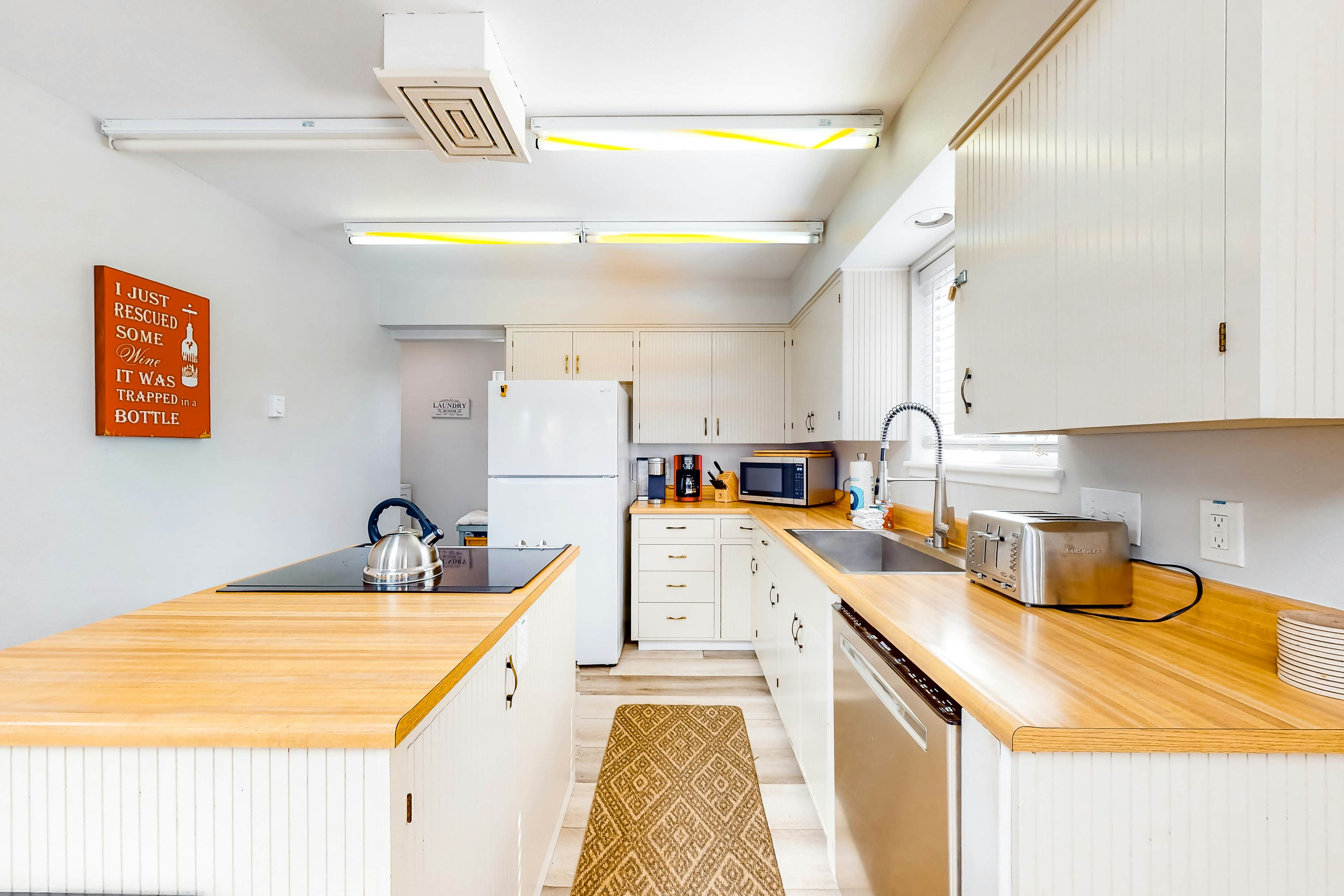 Enchanting home near the coast with hot tub, full kitchen & washer/dryer