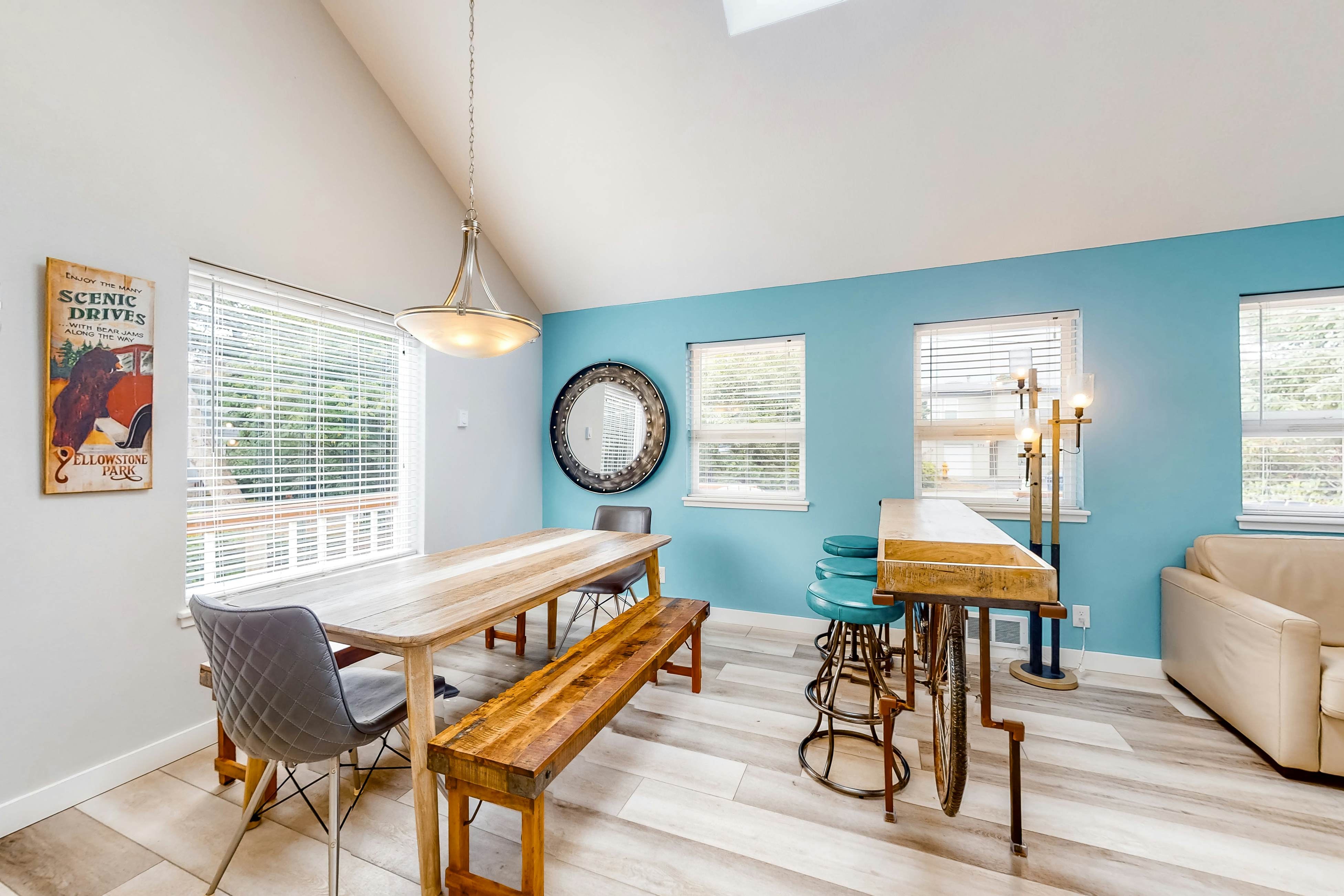 Enchanting home near the coast with hot tub, full kitchen & washer/dryer