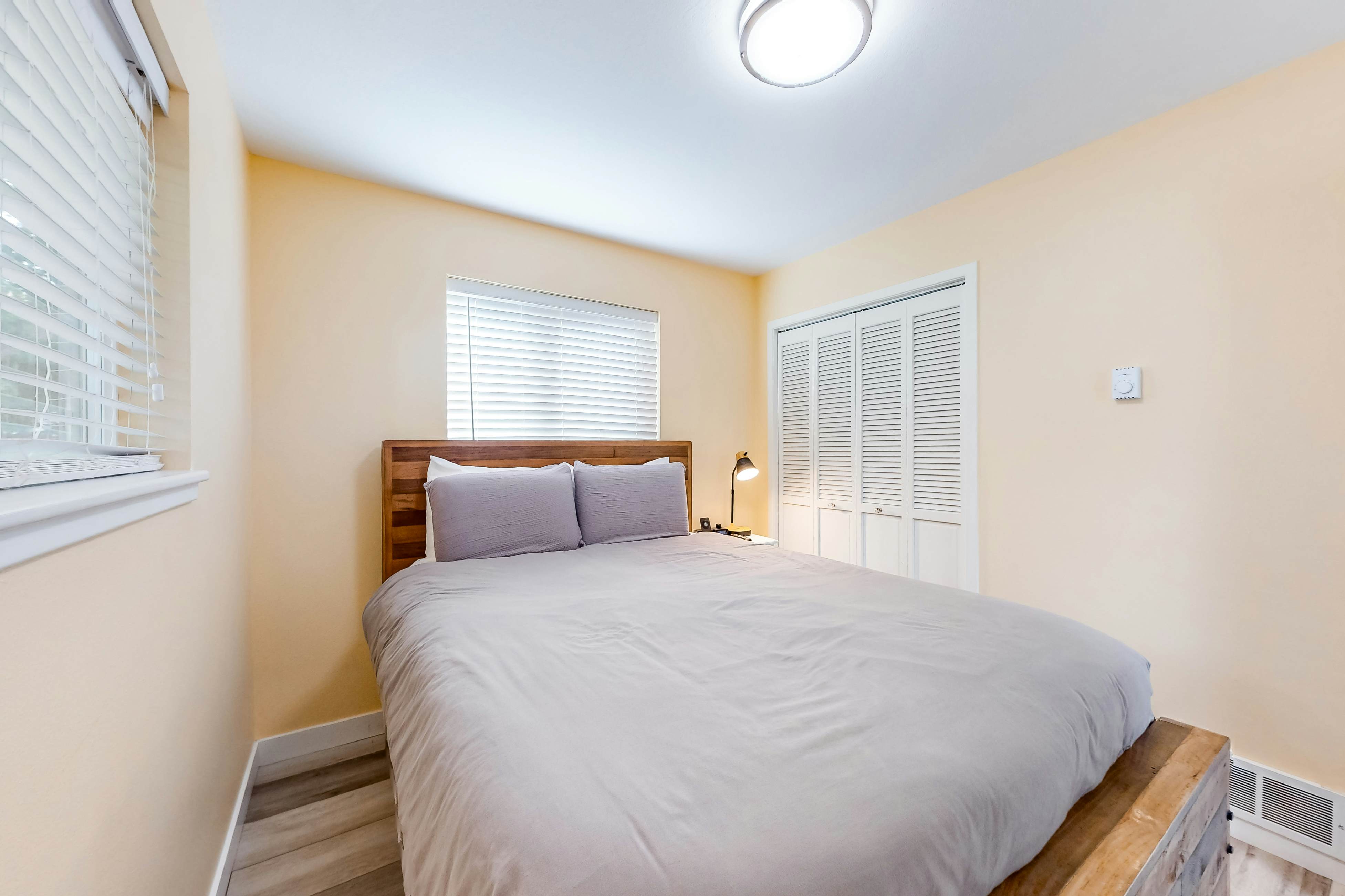 Enchanting home near the coast with hot tub, full kitchen & washer/dryer