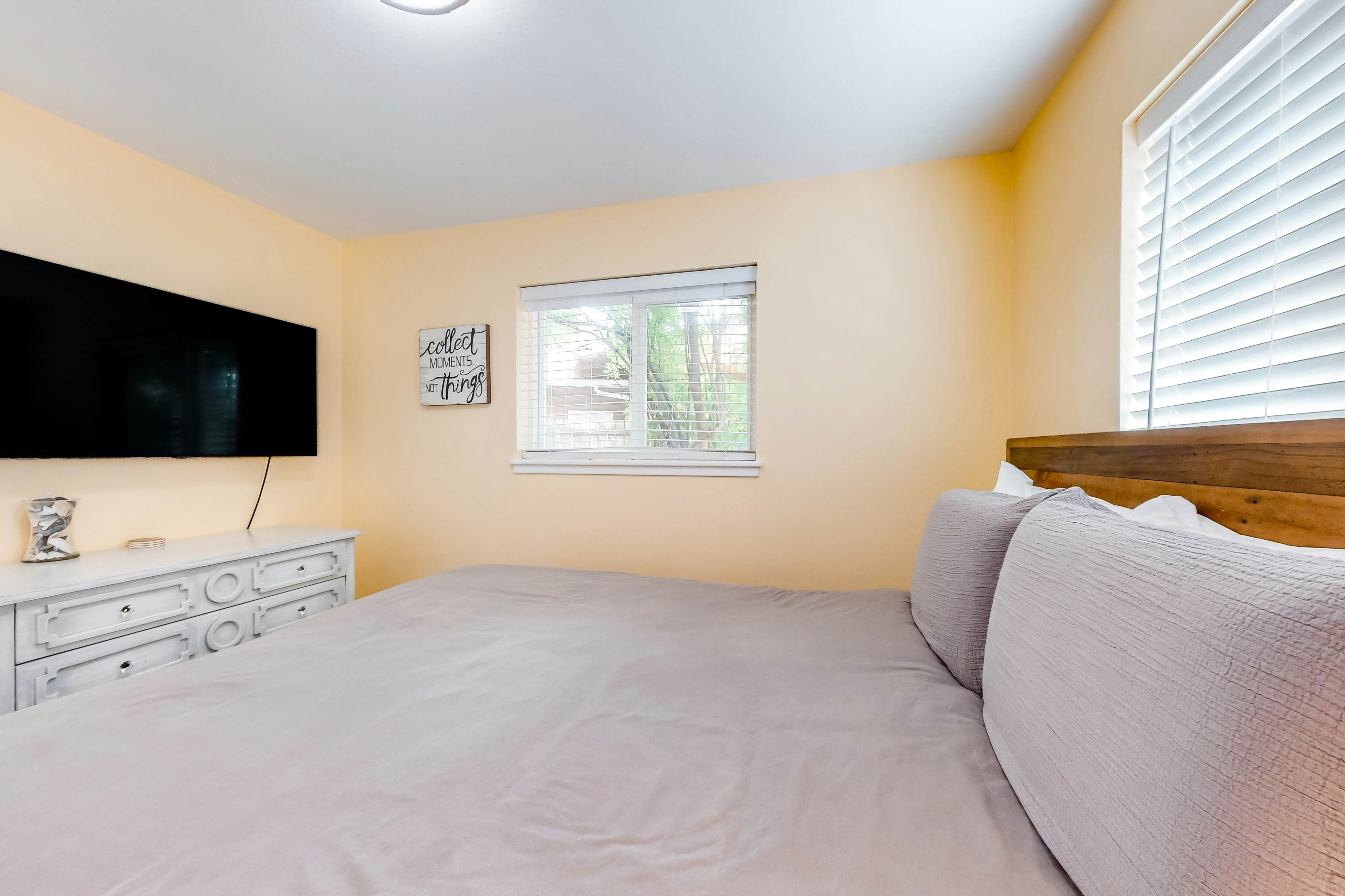 Enchanting home near the coast with hot tub, full kitchen & washer/dryer