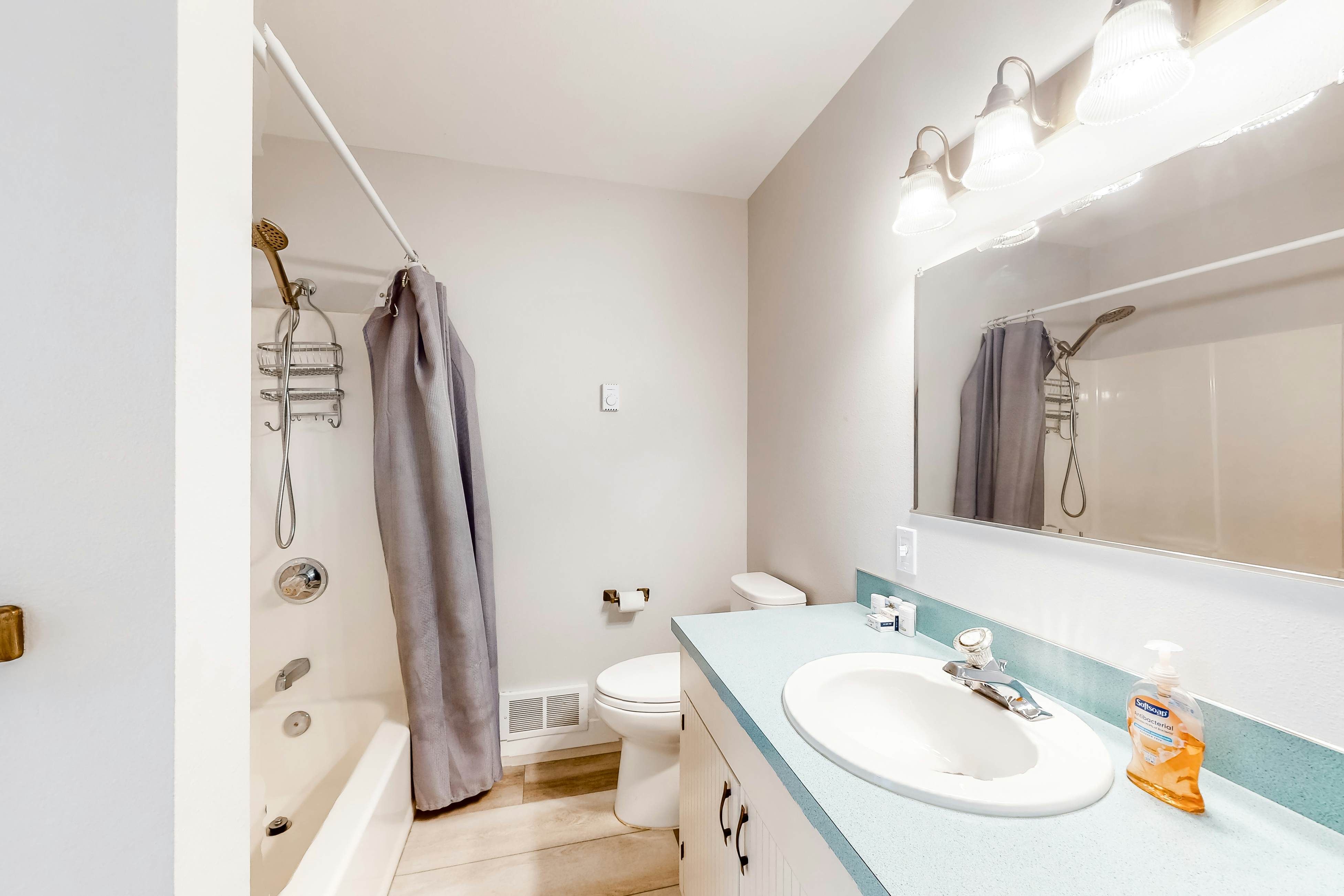 Enchanting home near the coast with hot tub, full kitchen & washer/dryer