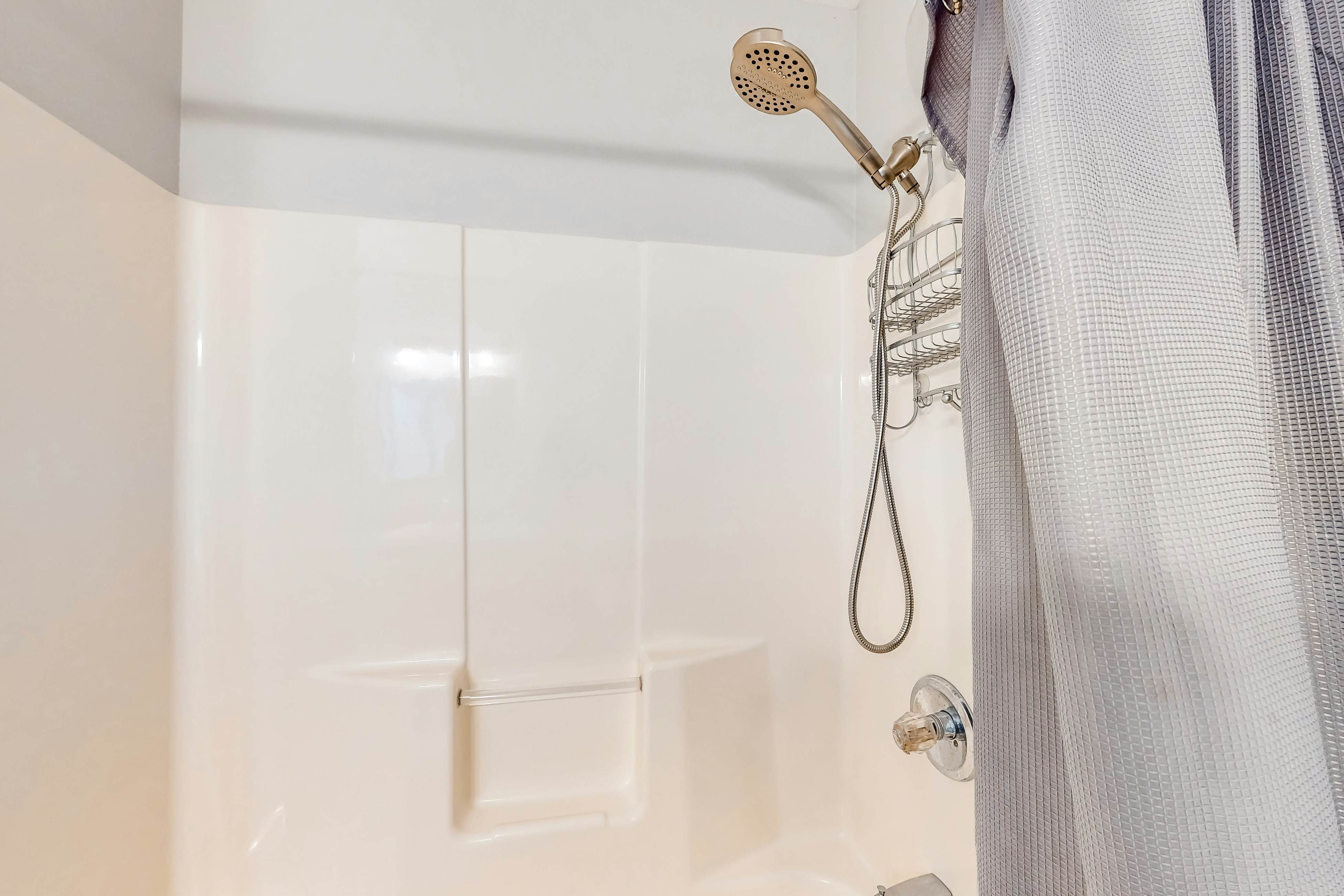 Enchanting home near the coast with hot tub, full kitchen & washer/dryer