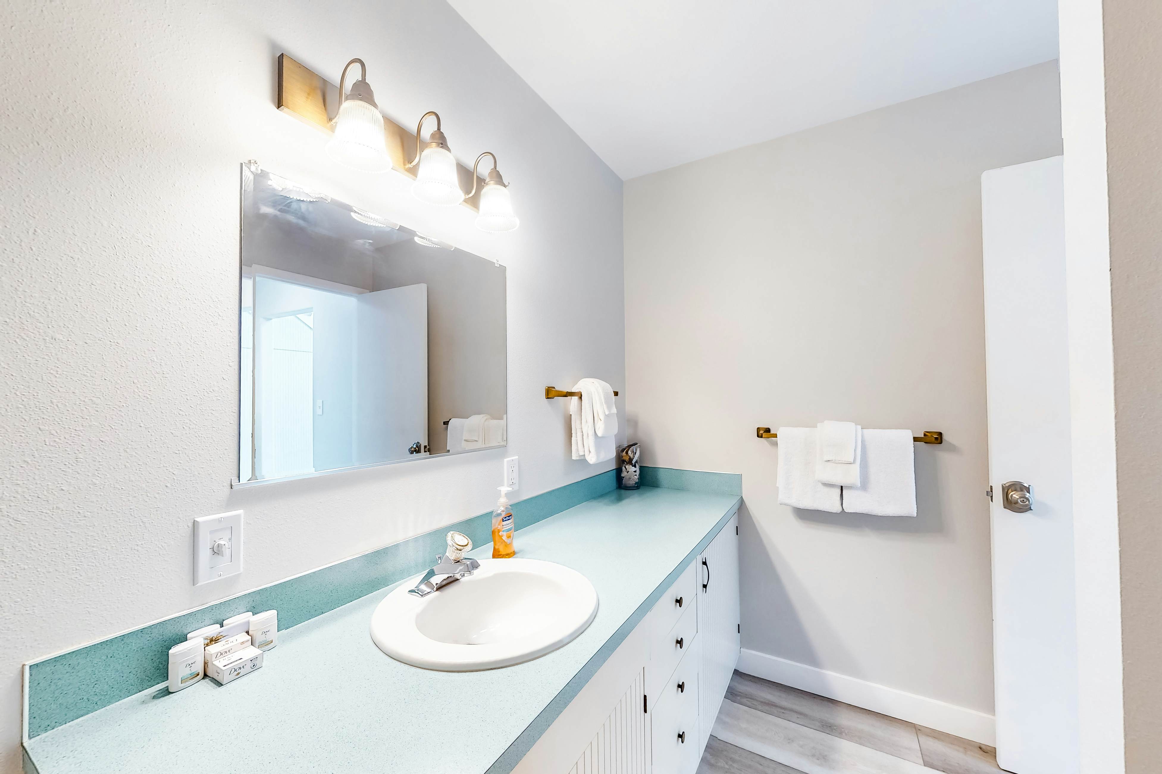 Enchanting home near the coast with hot tub, full kitchen & washer/dryer