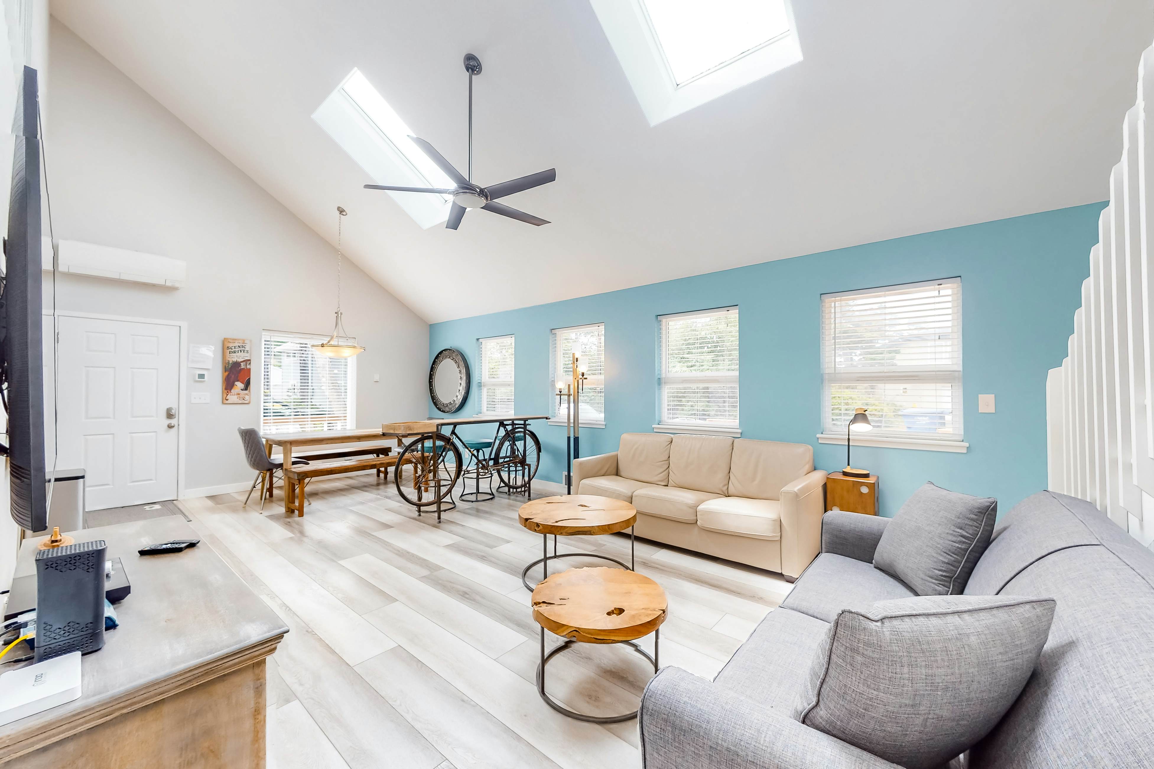 Enchanting home near the coast with hot tub, full kitchen & washer/dryer