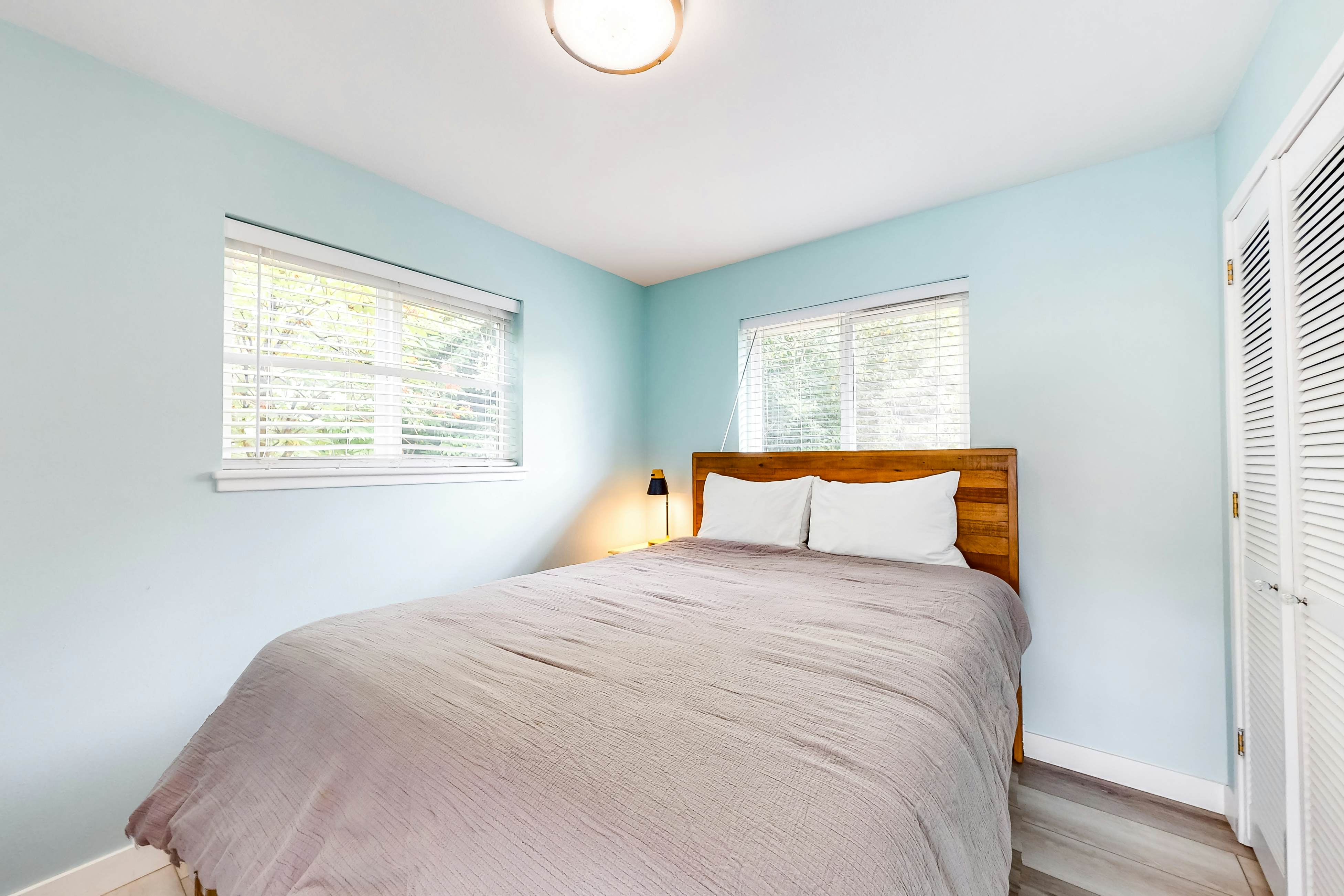 Enchanting home near the coast with hot tub, full kitchen & washer/dryer