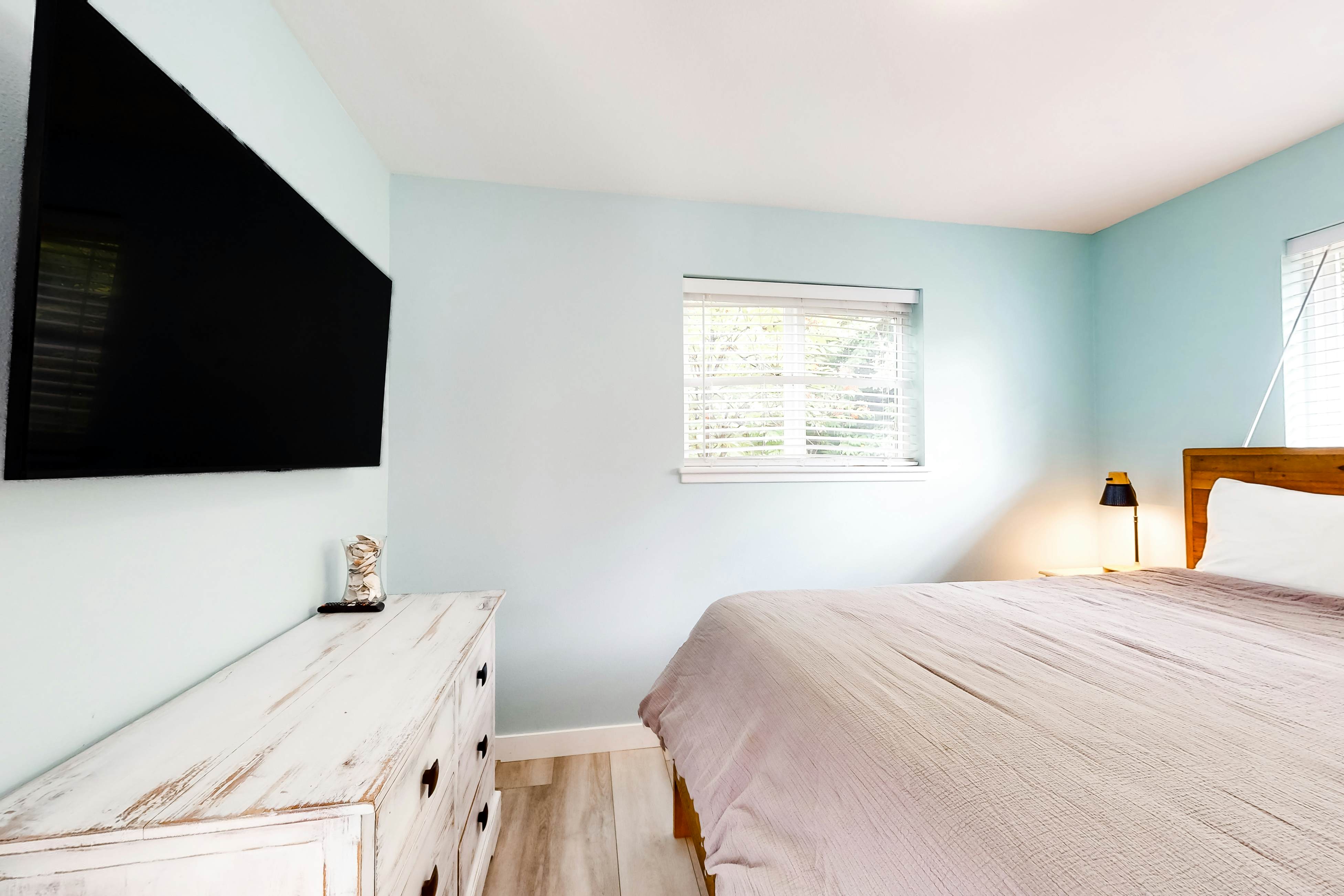 Enchanting home near the coast with hot tub, full kitchen & washer/dryer