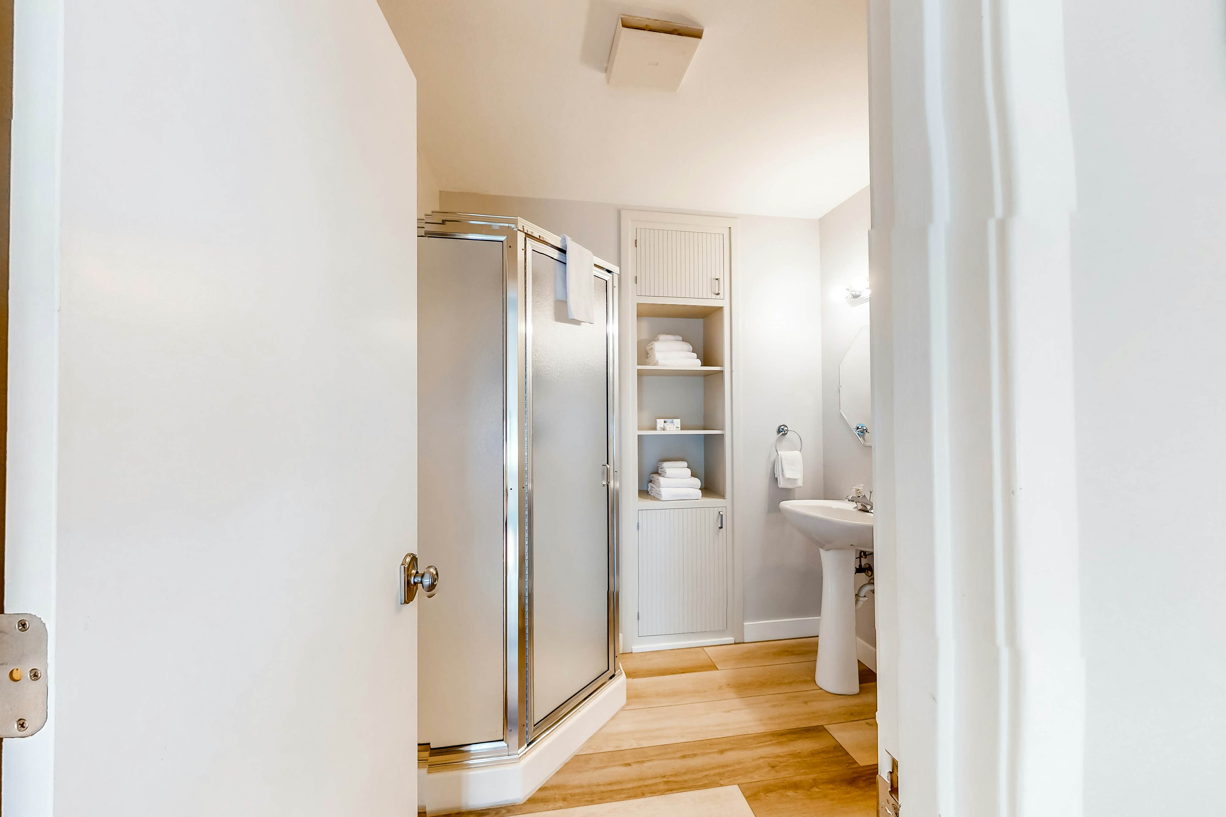 Enchanting home near the coast with hot tub, full kitchen & washer/dryer