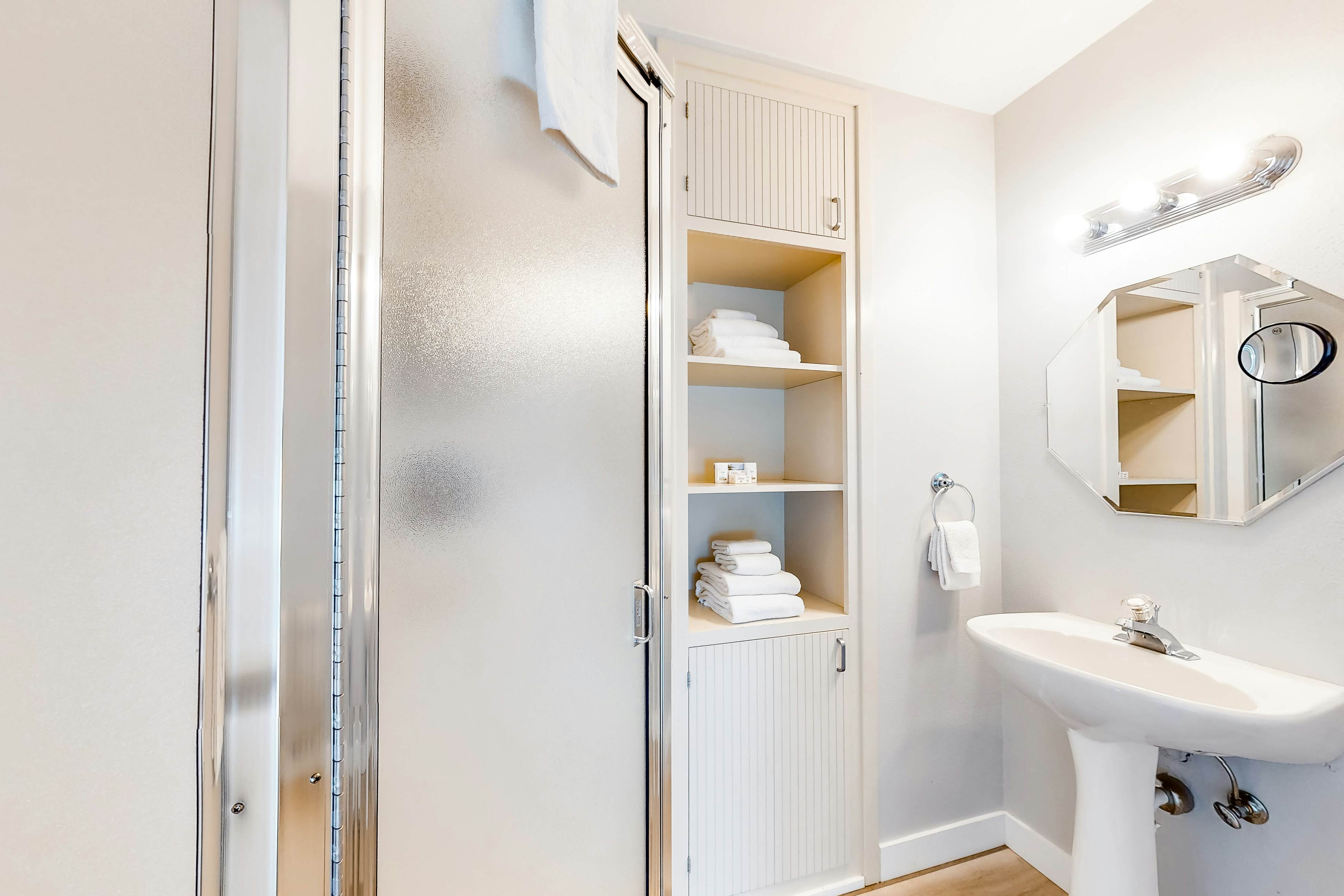 Enchanting home near the coast with hot tub, full kitchen & washer/dryer