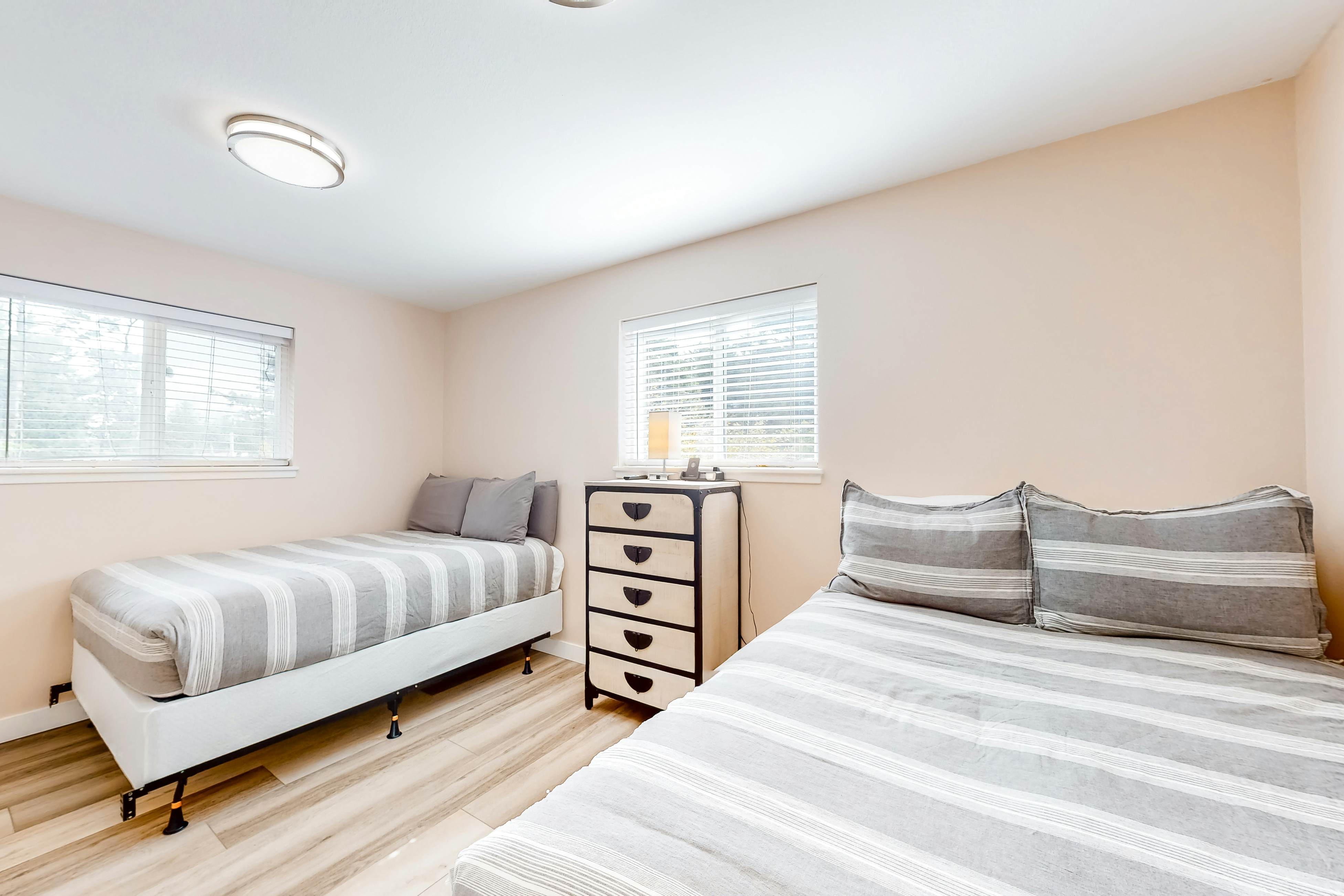 Enchanting home near the coast with hot tub, full kitchen & washer/dryer