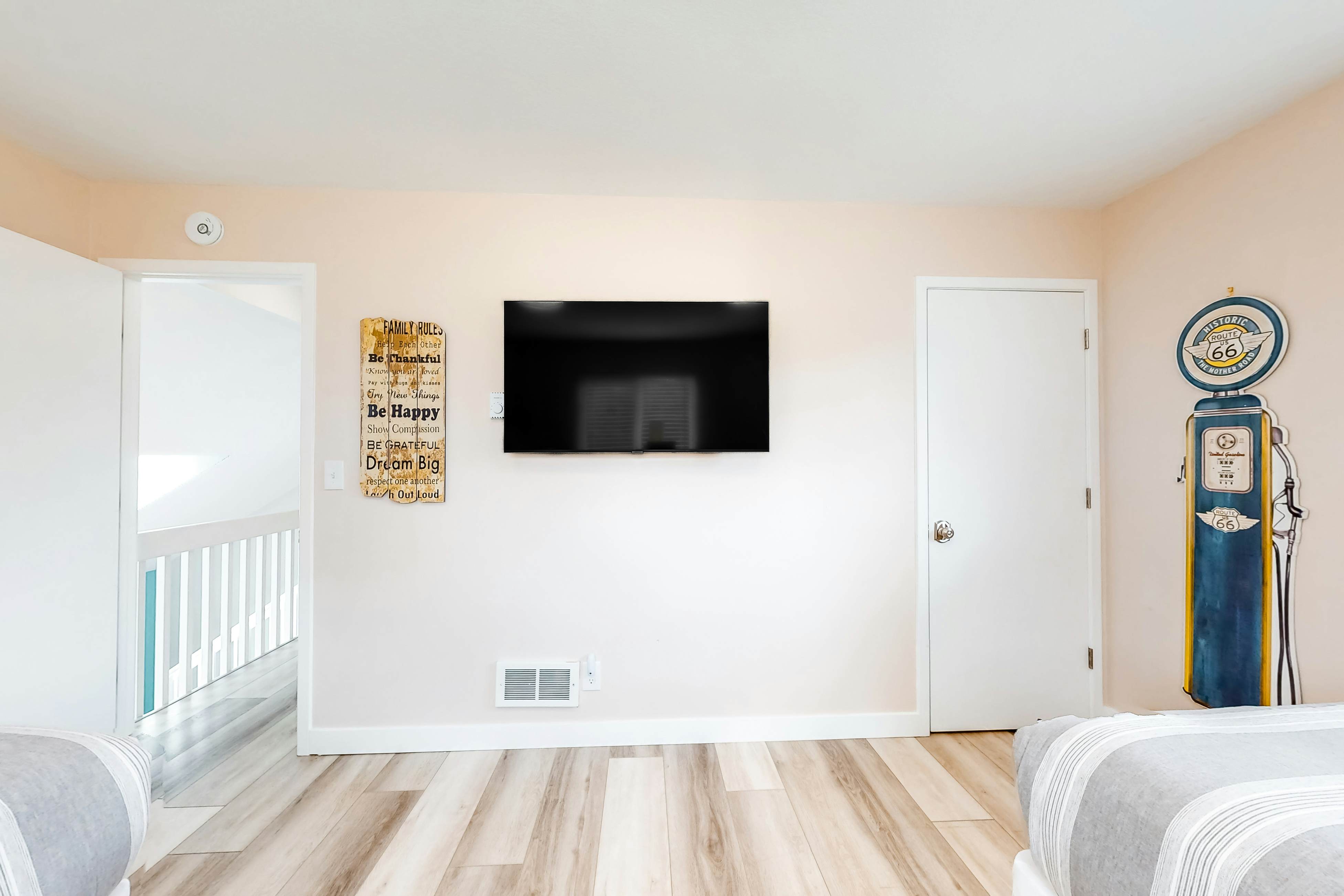 Enchanting home near the coast with hot tub, full kitchen & washer/dryer